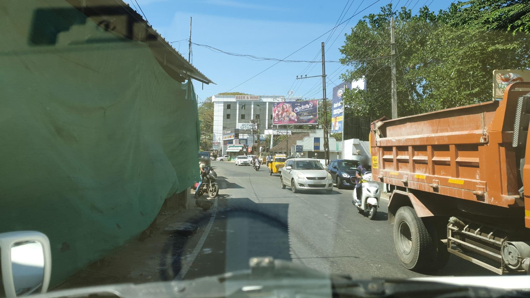 Street view near Hotel Geo, Kochi — © nmldvn04 (CC BY-SA · Mapillary)