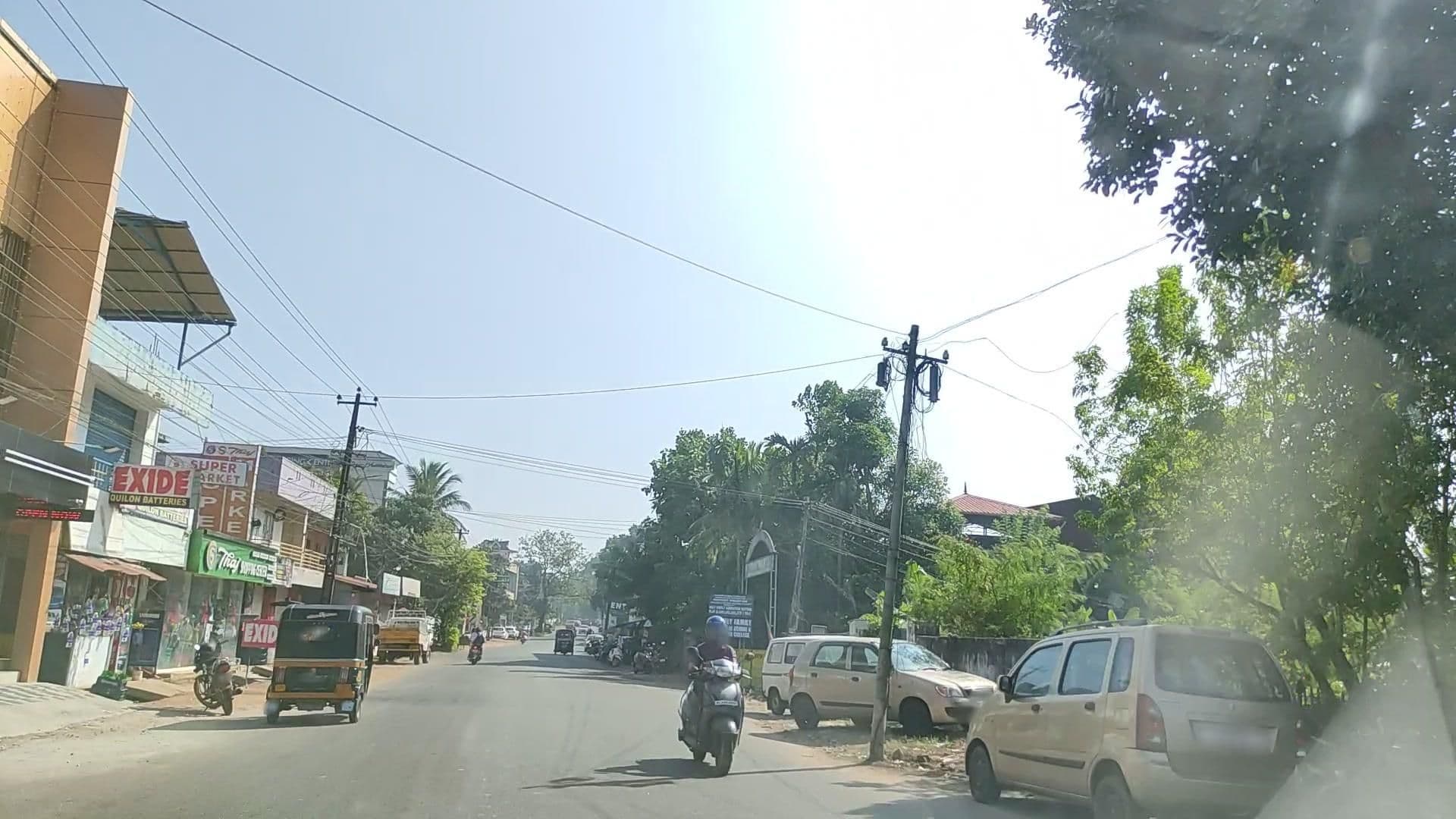 Street view near Rayyans Bakers & Restaurent, Punalūr — © V15 (CC BY-SA · Mapillary)