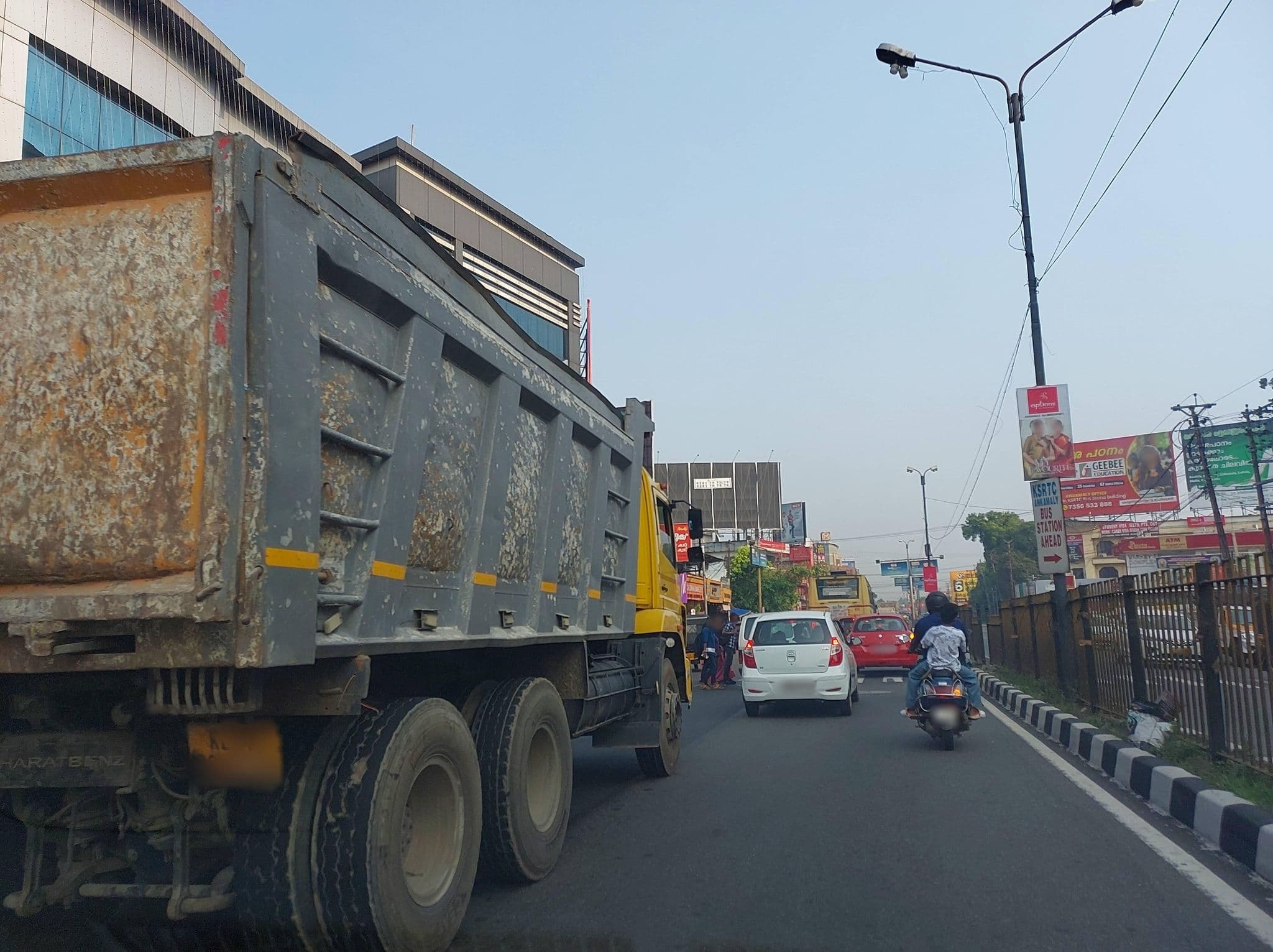 Street view near Hotel Badariya, Angamāli — © V15 (CC BY-SA · Mapillary)