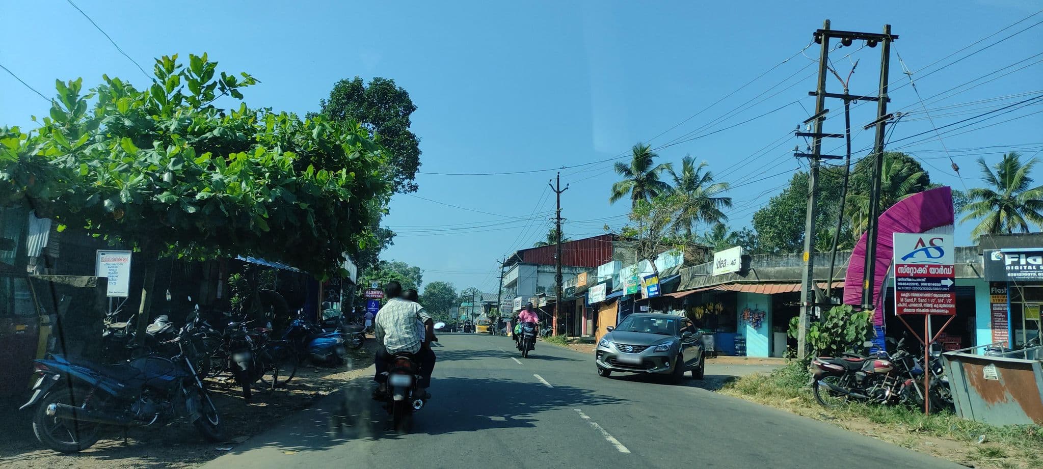 Street view near Achoos Fast Food And Restaurant, Thodiyoor — © V15 (CC BY-SA · Mapillary)