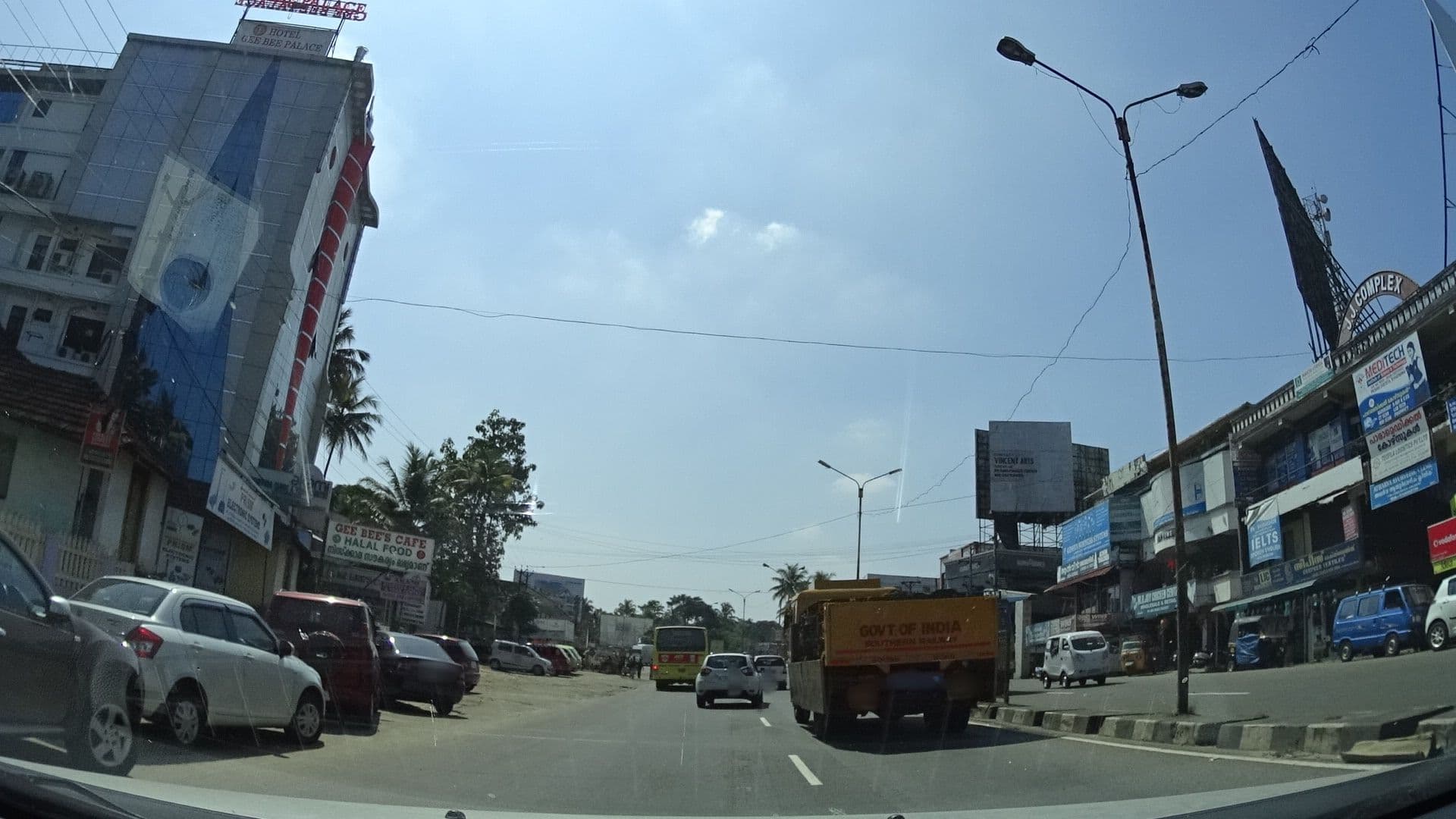 Street view near Hotel Gee Bee Palace, Angamāli — © geohacker (CC BY-SA · Mapillary)