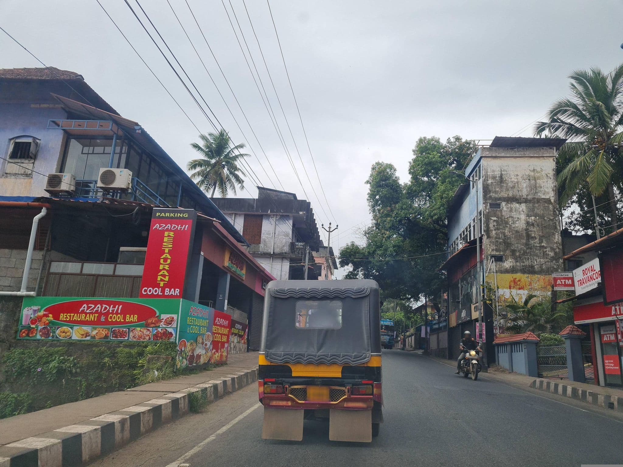 Street view near Mahe Residency, Mahē — © dinshkm (CC BY-SA · Mapillary)