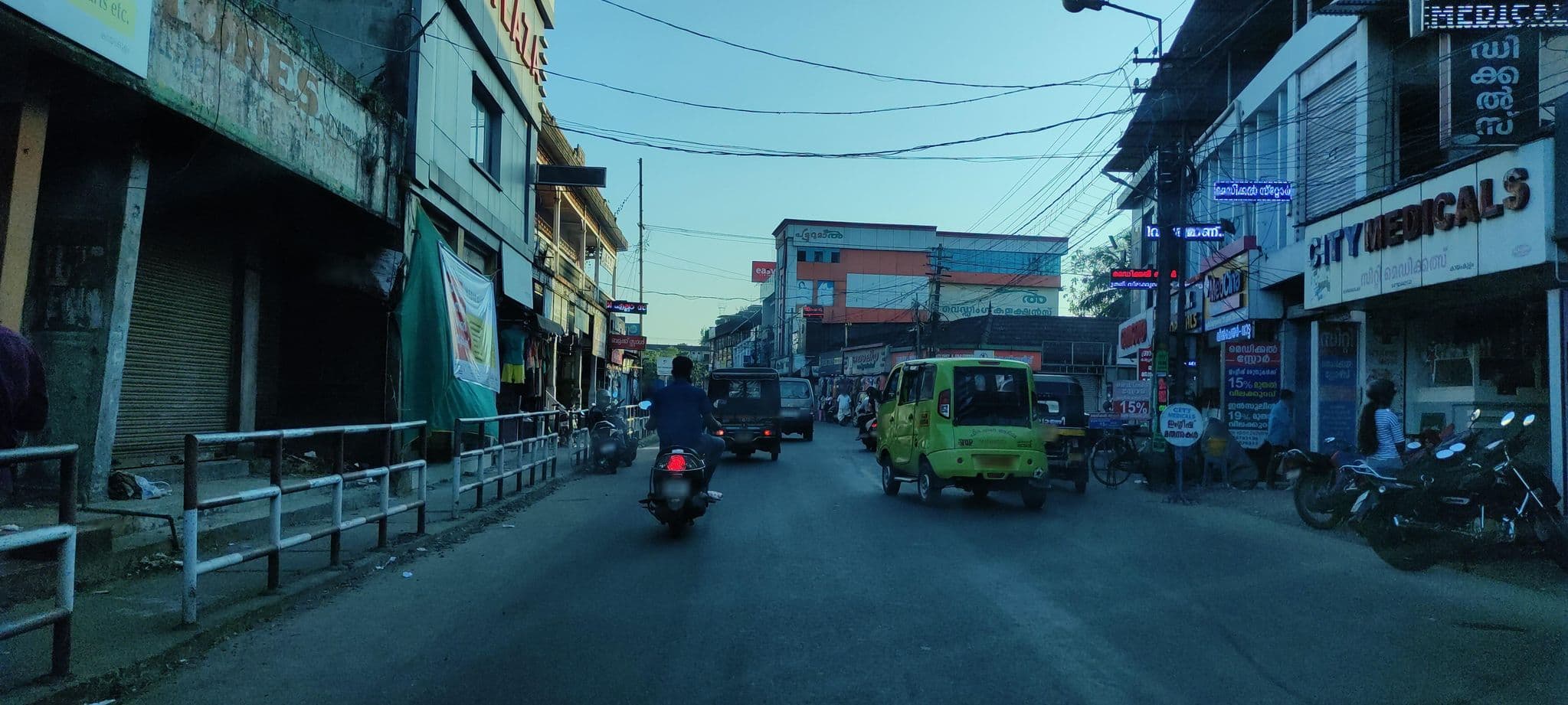 Street view near Econo Lodge, Pattiyūrgrāmam — © V15 (CC BY-SA · Mapillary)