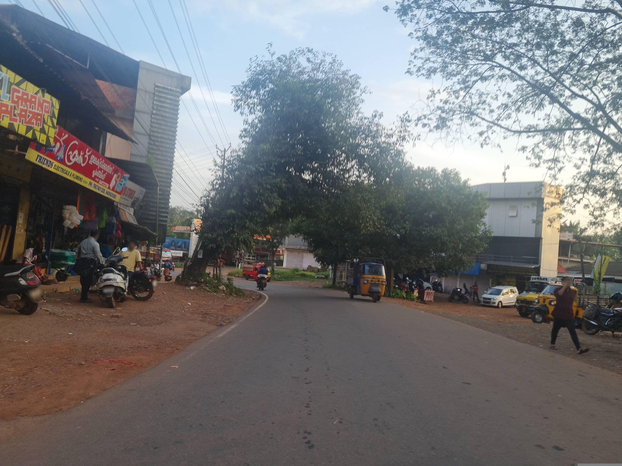 Street view near Hotel Sreevalsam, Irikkūr — © dinshkm (CC BY-SA · Mapillary)