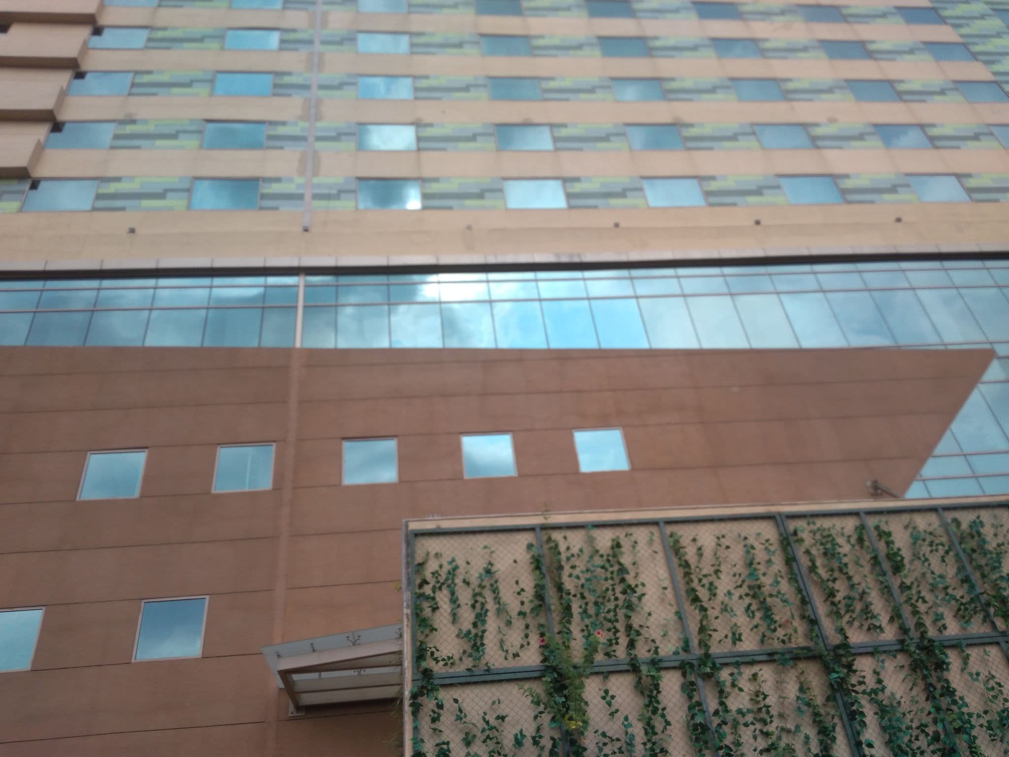 Street view near Holiday Inn Chennai OMR, Kotivakkam — © ephu (CC BY-SA · Mapillary)