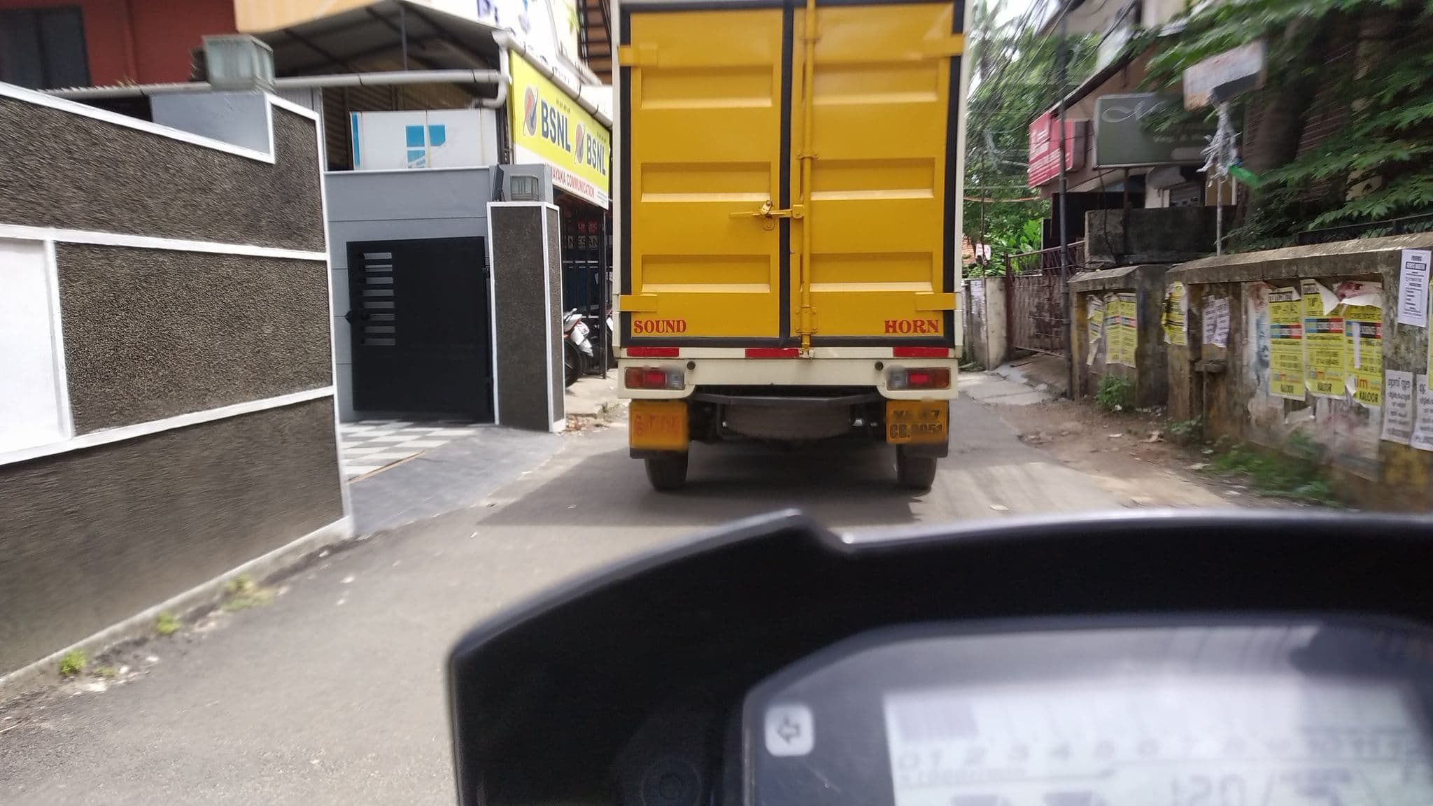 Street view near Anadiyil LeelaKrishna Inn, Kanayannur