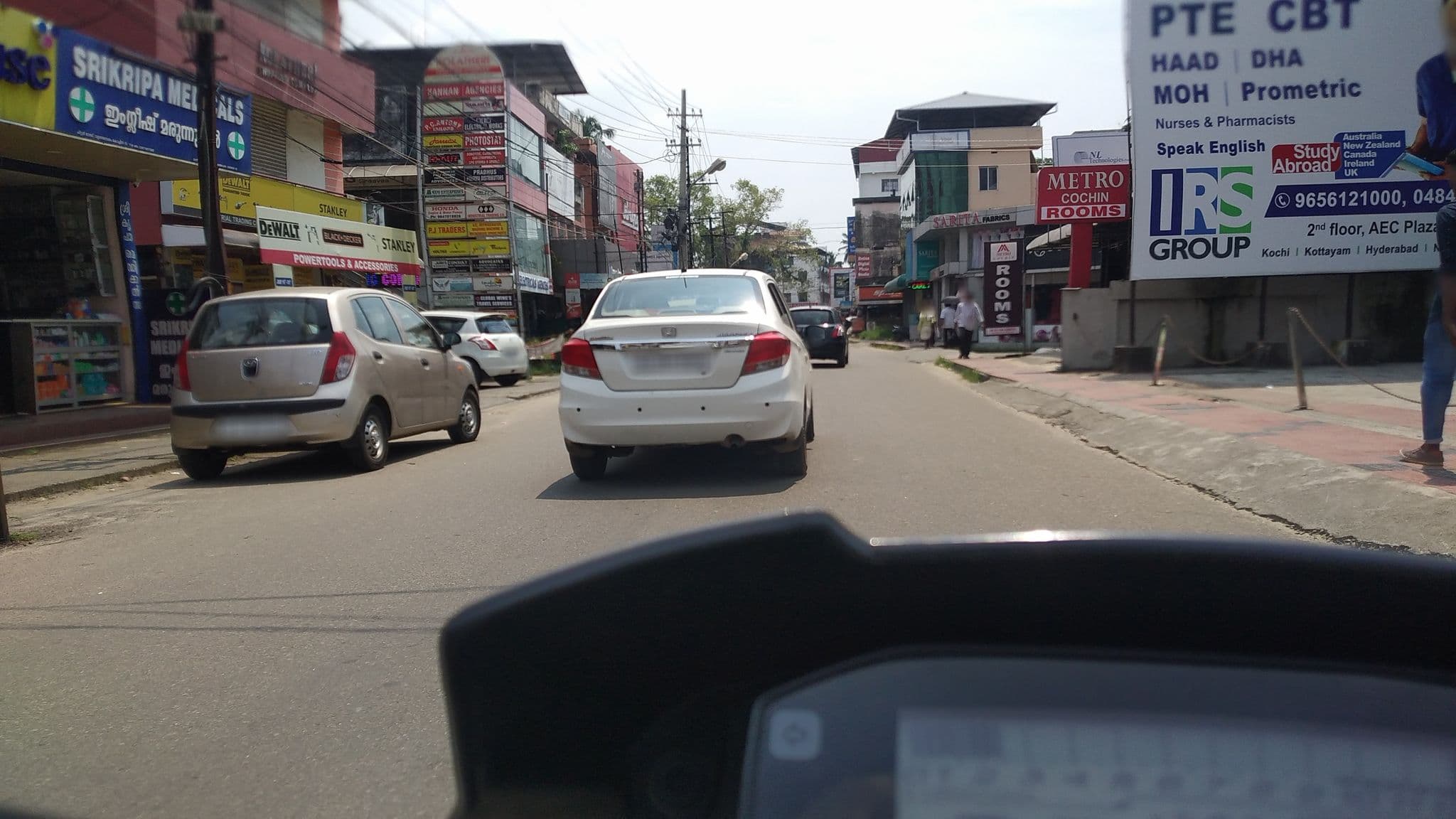Street view near Ivy Court Inn, Kanayannur