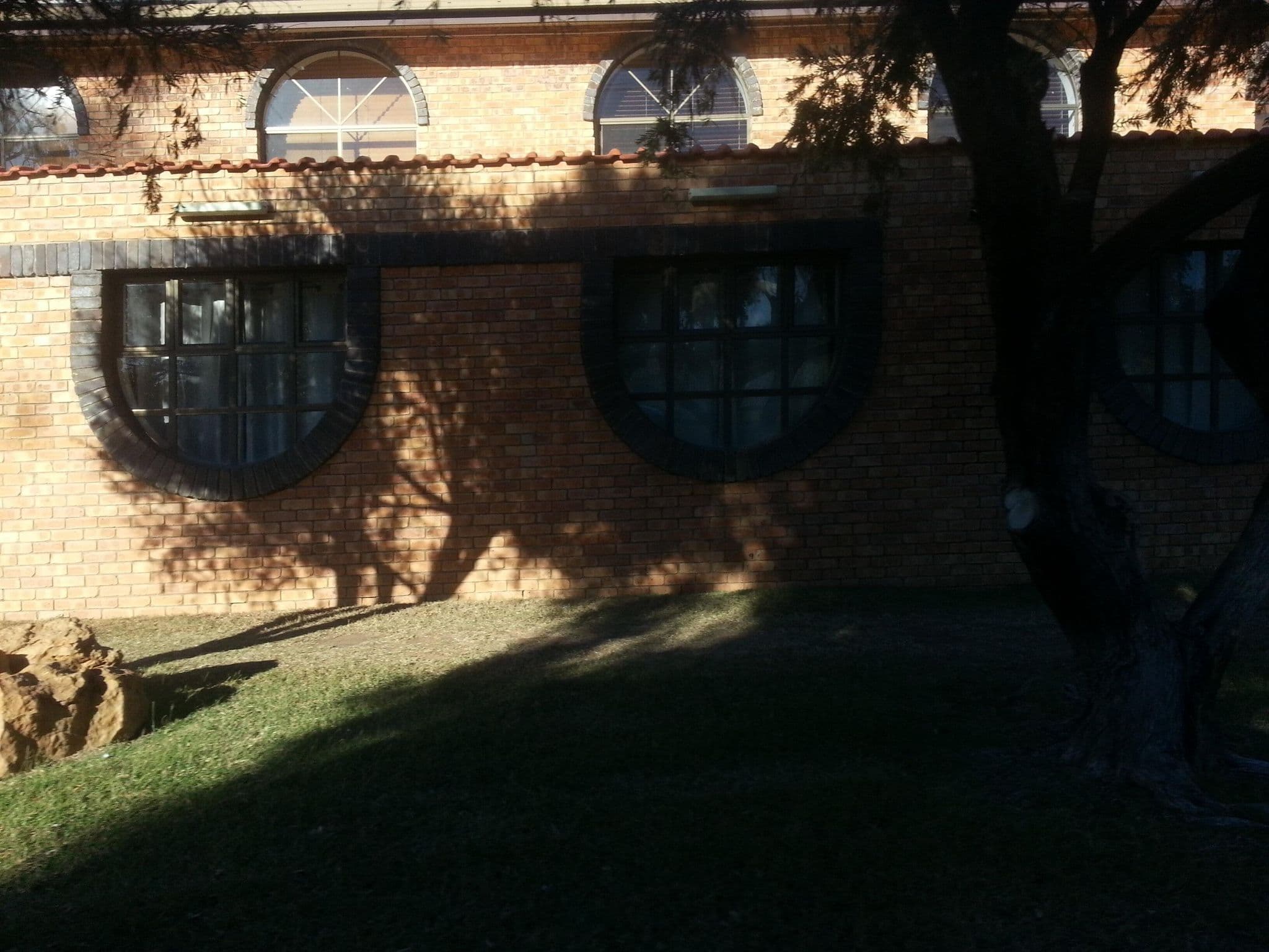 Street view near Western Gateway Motel, Emerald — © bob3bob3 (CC BY-SA · Mapillary)