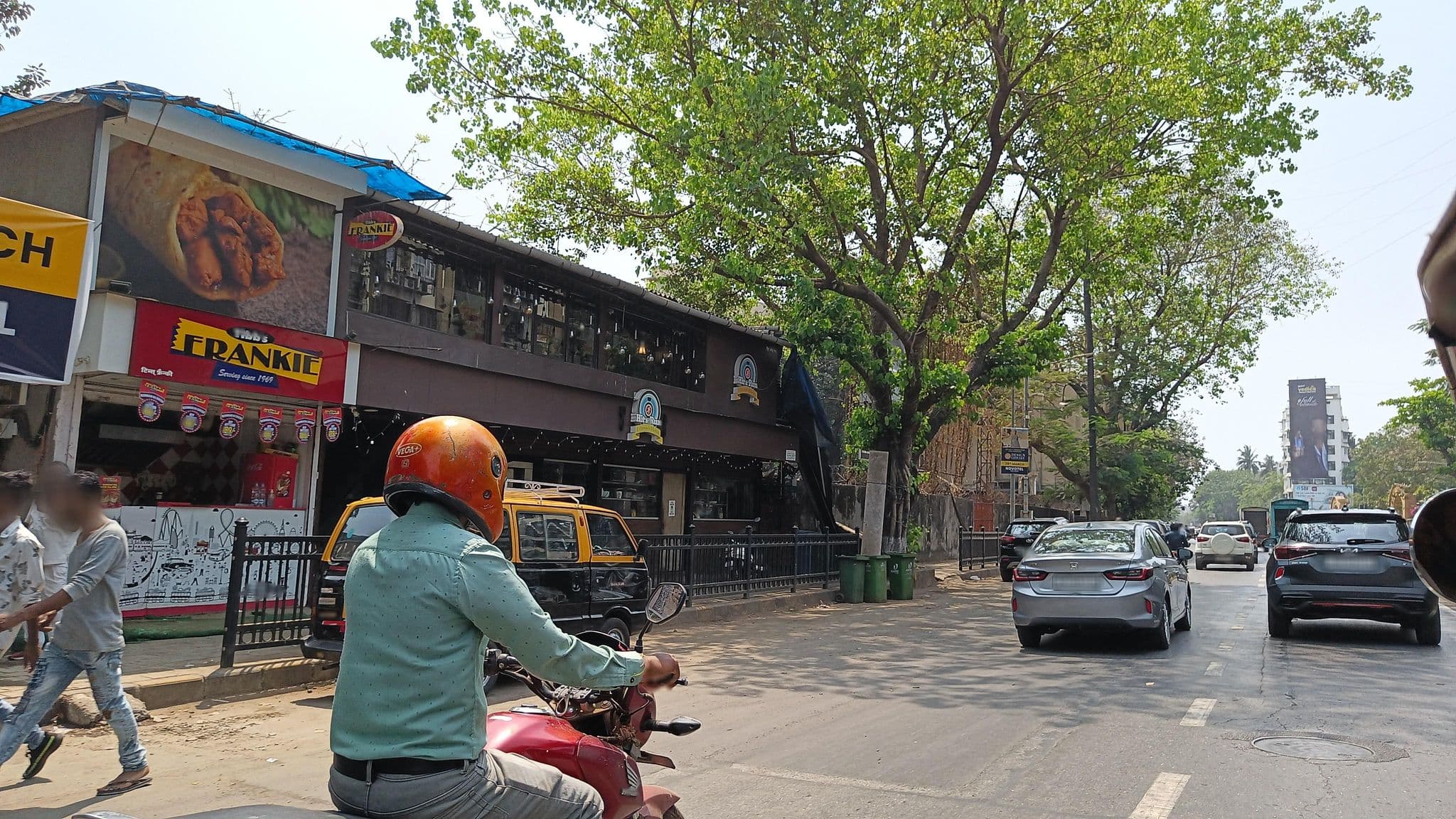 Street view near Hotel Beach Crown, Mumbai — © varunbhakhri (CC BY-SA · Mapillary)