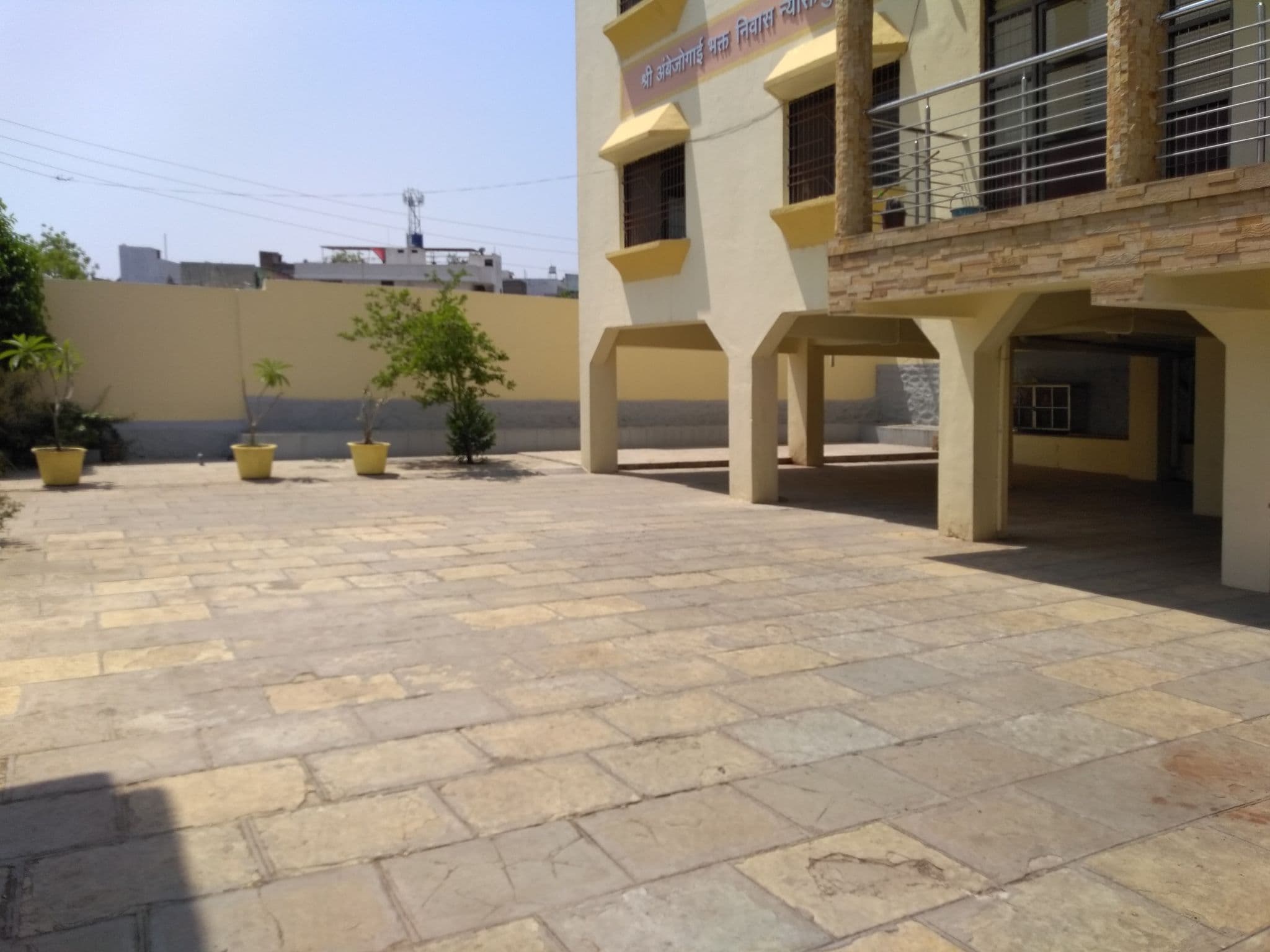 Street view near Shri Ambajogai Bhakt Niwas Nyas, Ambājogāi — © abhyankar (CC BY-SA · Mapillary)