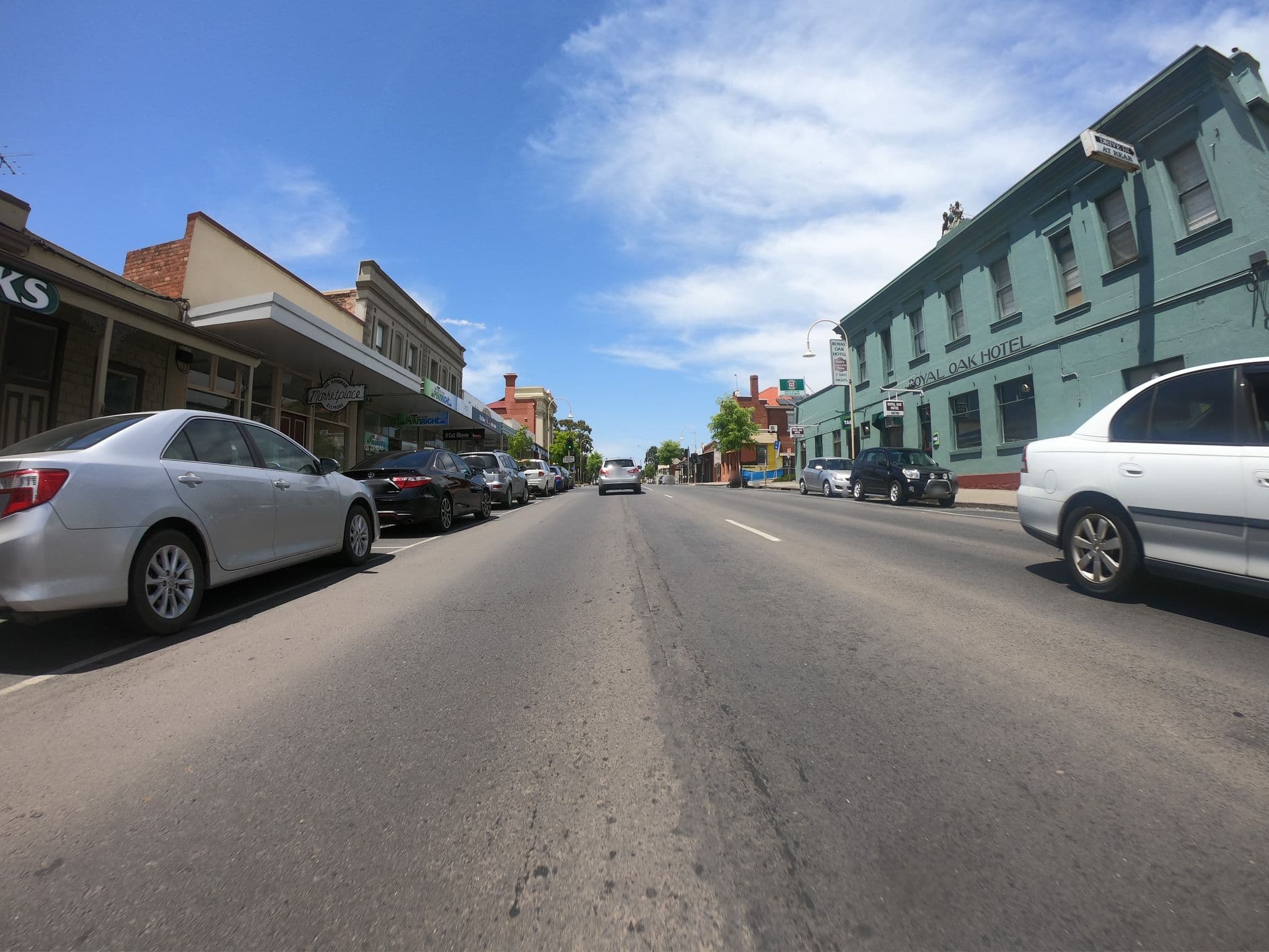 Street view near Royal Oak Hotel, Kilmore — © eneerhut (CC BY-SA · Mapillary)
