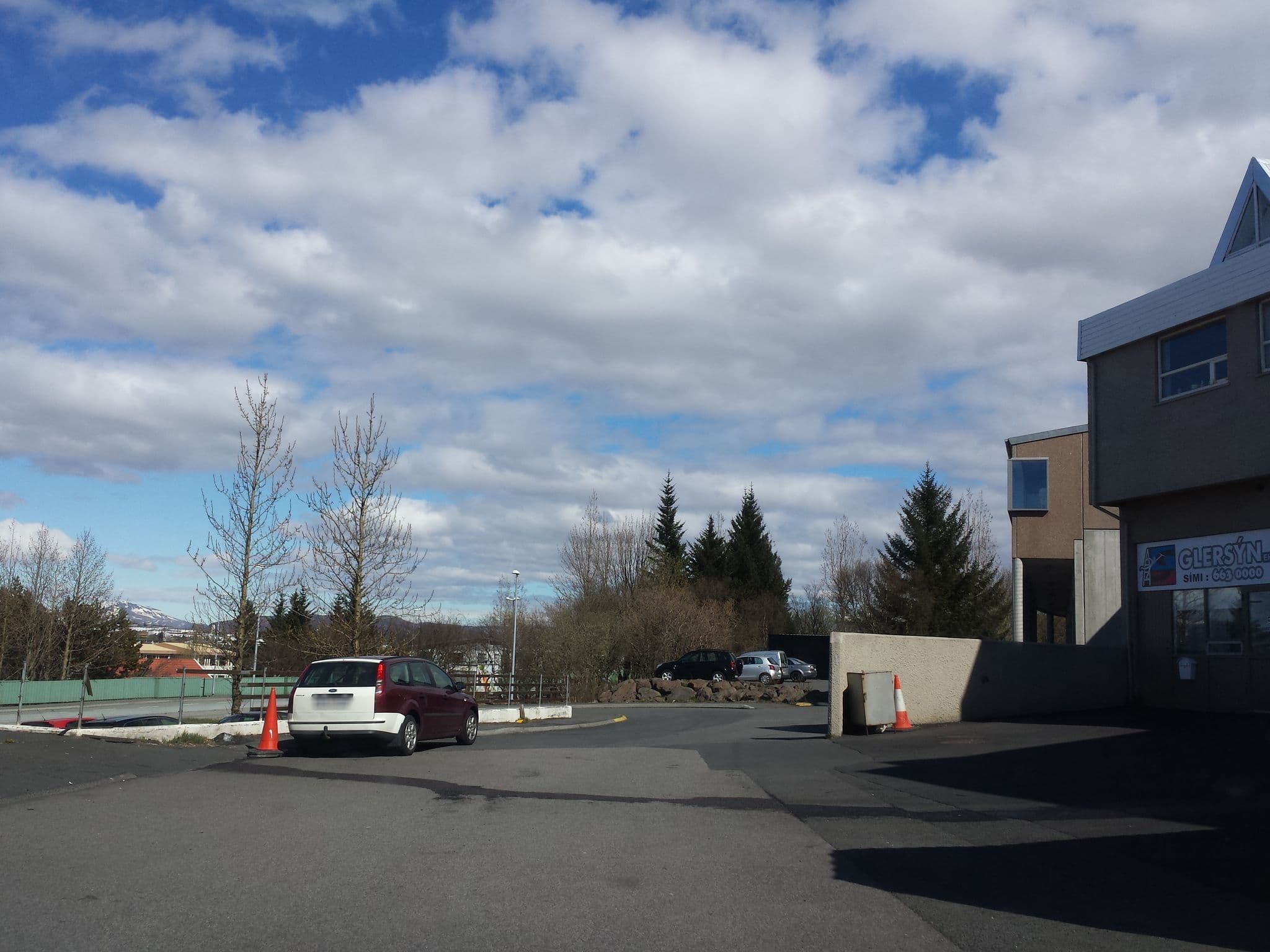 Street view near Gistiheimilið Lily, Kópavogur — © stalfur (CC BY-SA · Mapillary)