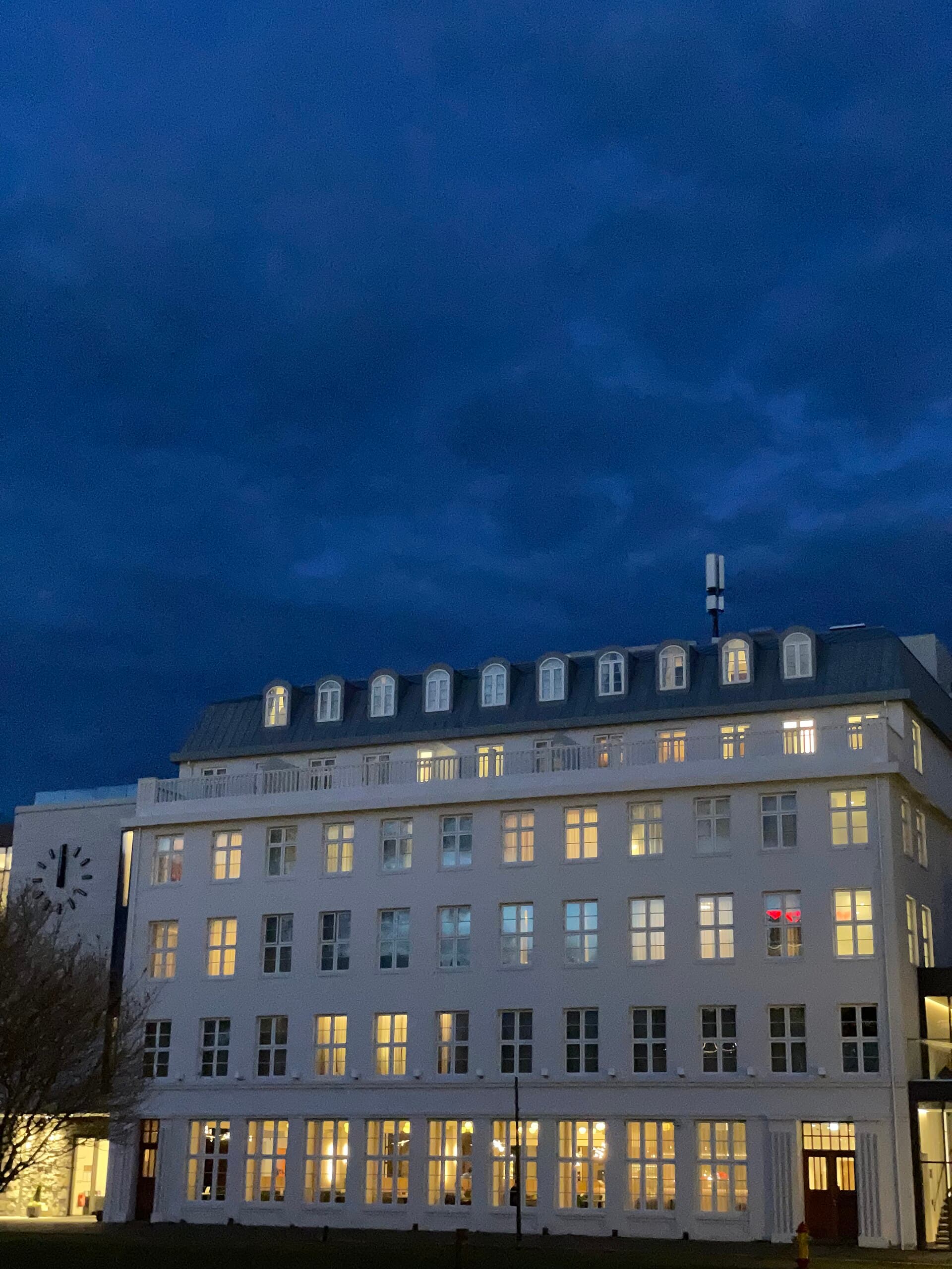 Iceland Parliament Hotel, Curio Collection by Hilton (via Wikimedia Commons, CC BY 4.0)