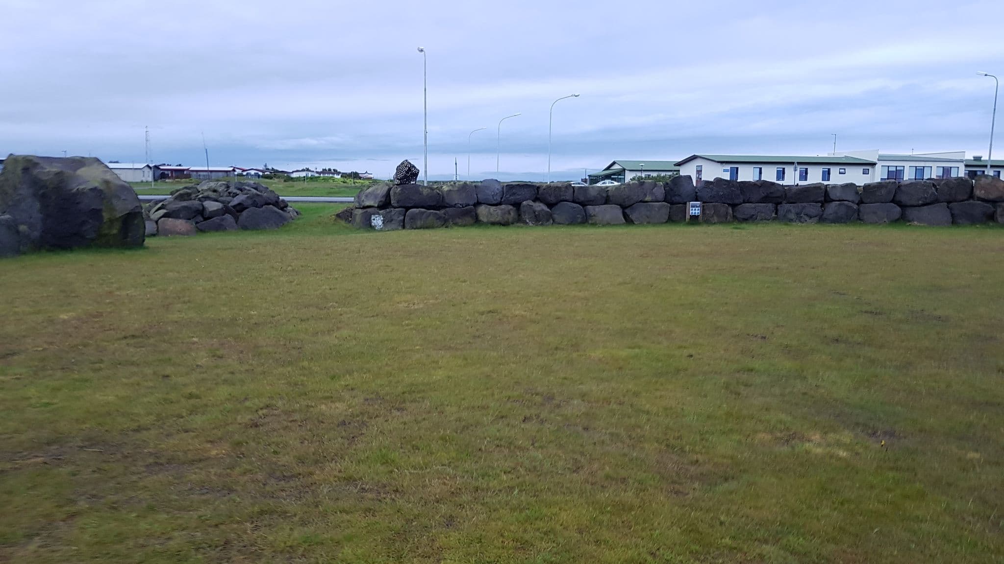 Street view near Tjaldsvæðið við Íþróttamiðstöðina Garði, Garður — © tobstu (CC BY-SA · Mapillary)