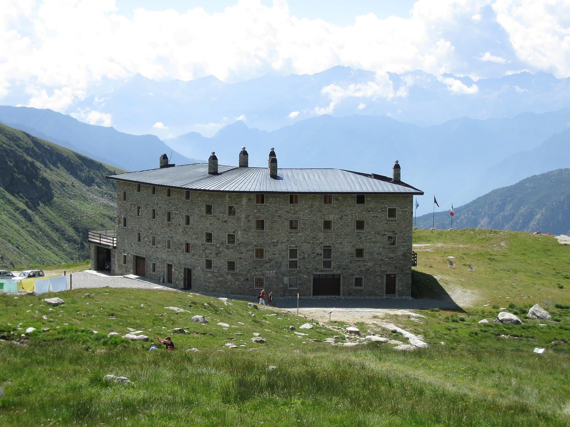 Rifugio Arp (via Wikimedia Commons, Public domain)