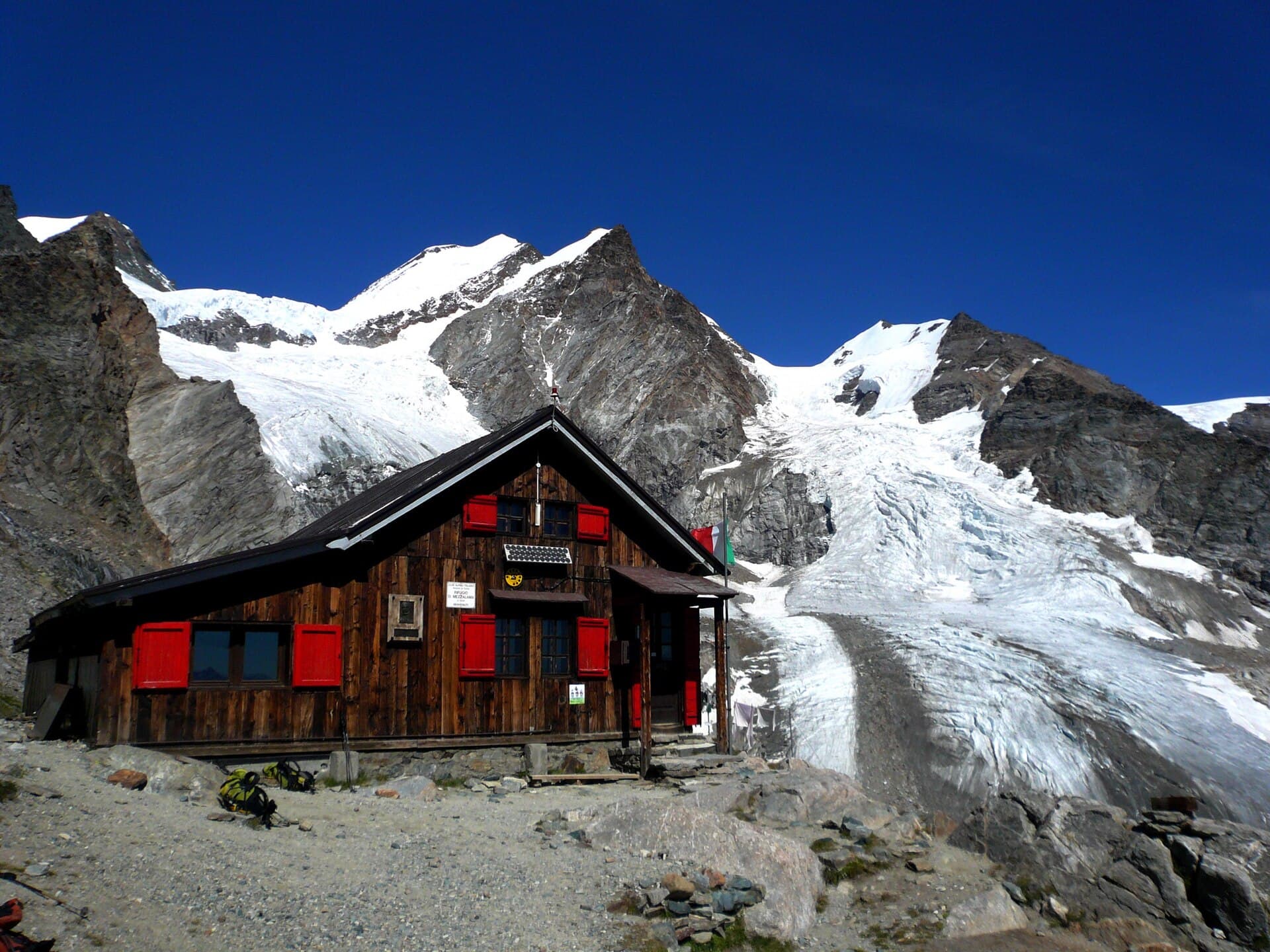 Rifugio Ottorino Mezzalama (via Wikimedia Commons, CC BY-SA 2.0 fr)