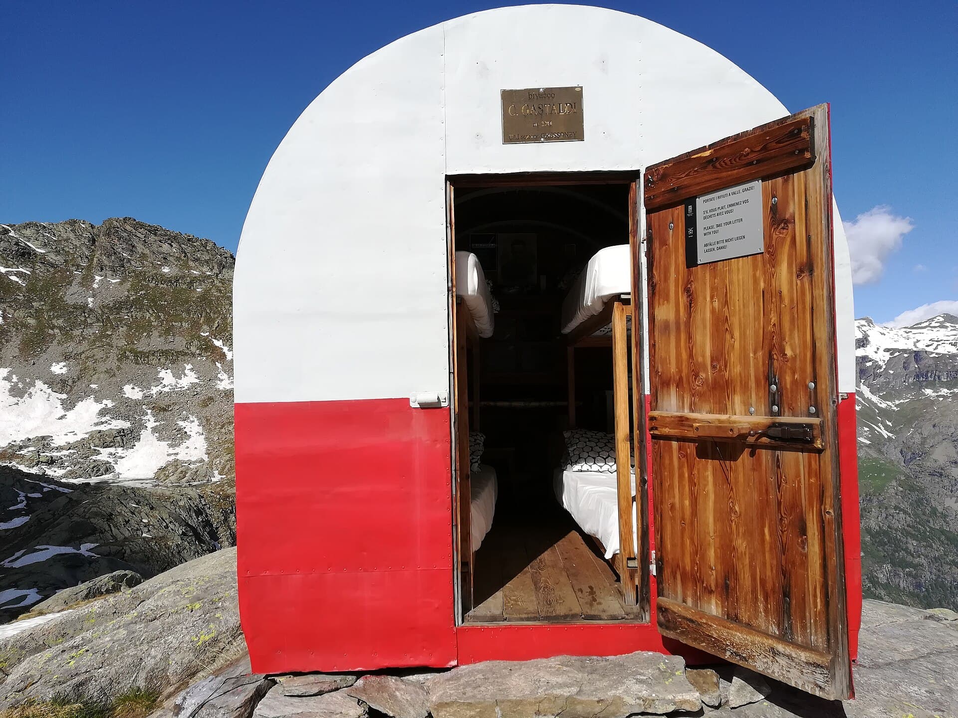 Bivacco Gastaldi (via Wikimedia Commons, CC BY-SA 4.0)