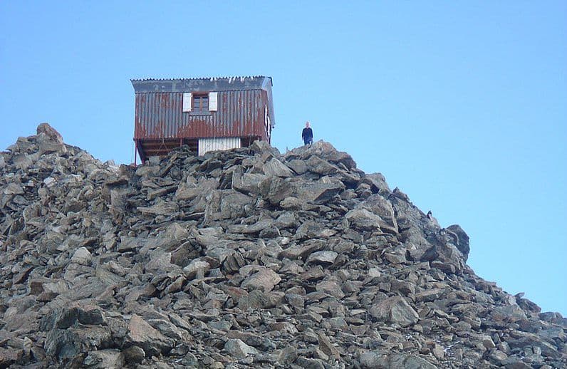 L'Aiguillette à la Singla CAS Bivouac (via Wikimedia Commons, CC BY-SA 3.0)