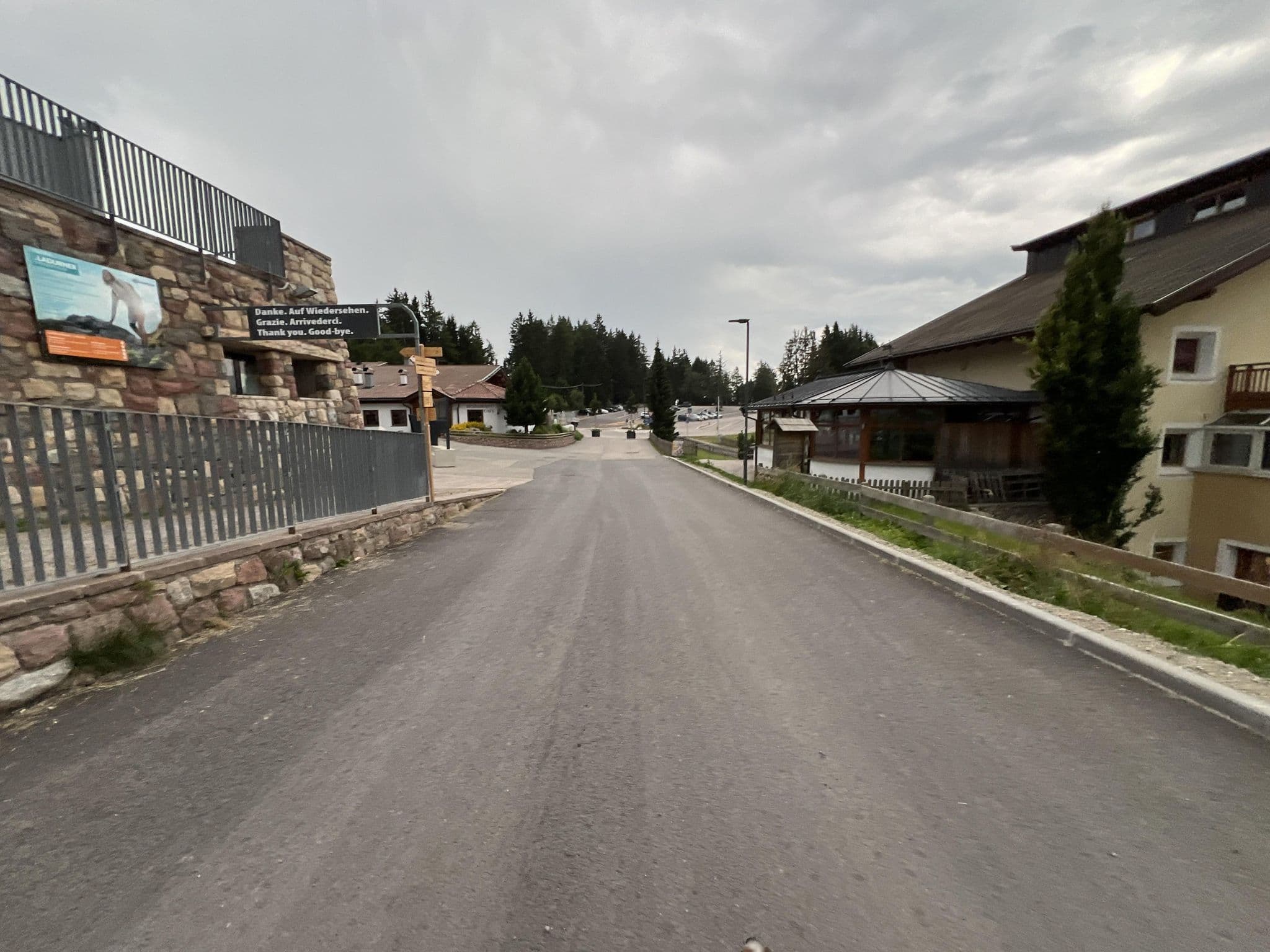 Street view near Hotel Falzeben, Scena