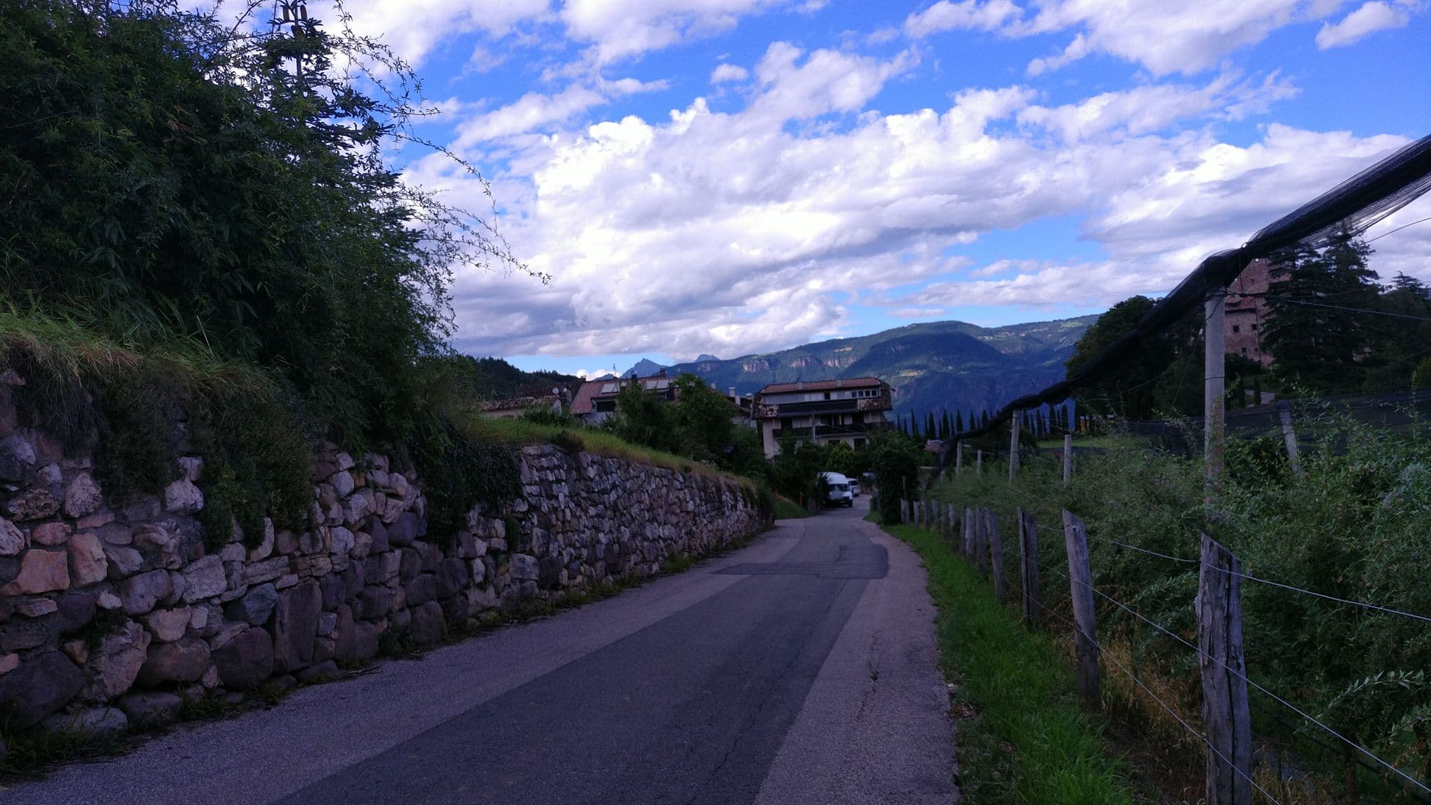Street view near Ferienwohnungen Weinberghof, Eppan — © tyr (CC BY-SA · Mapillary)