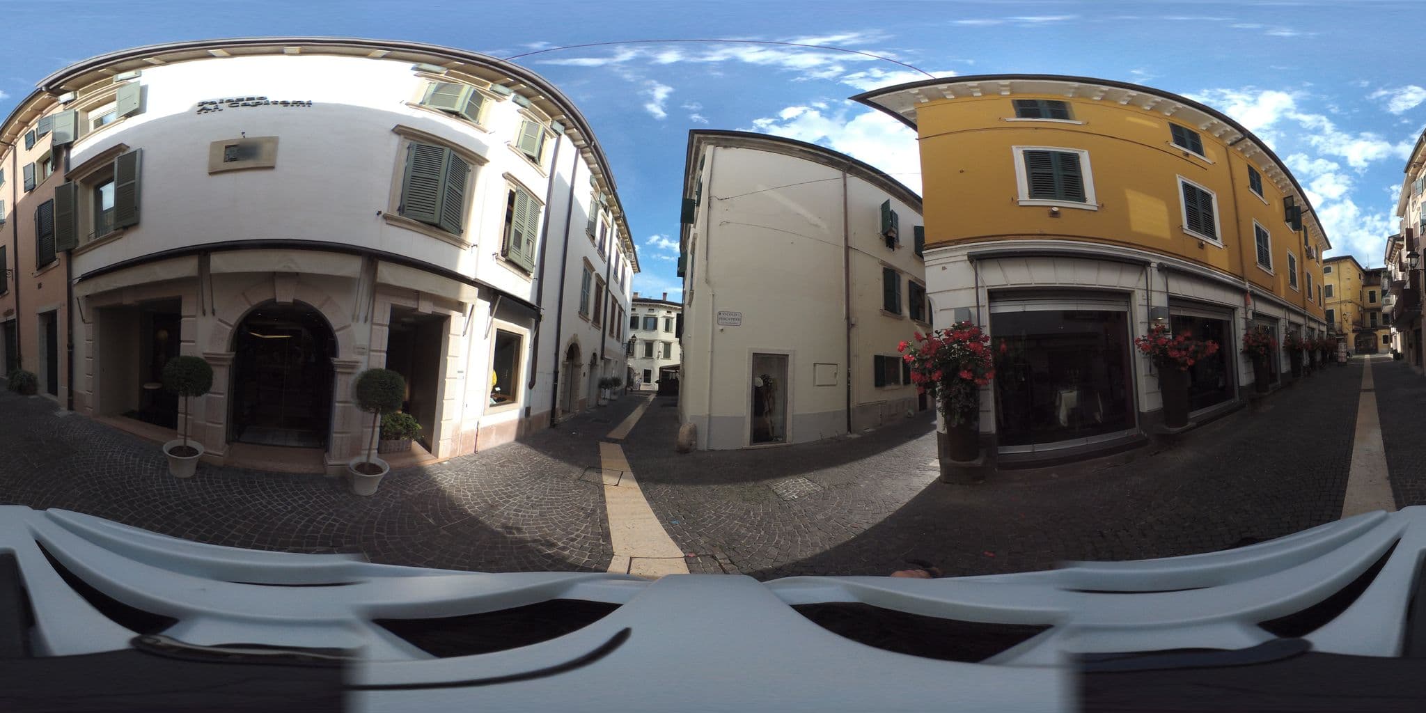 Street view near Ai Capitani, Peschiera del Garda — © giubar (CC BY-SA · Mapillary)