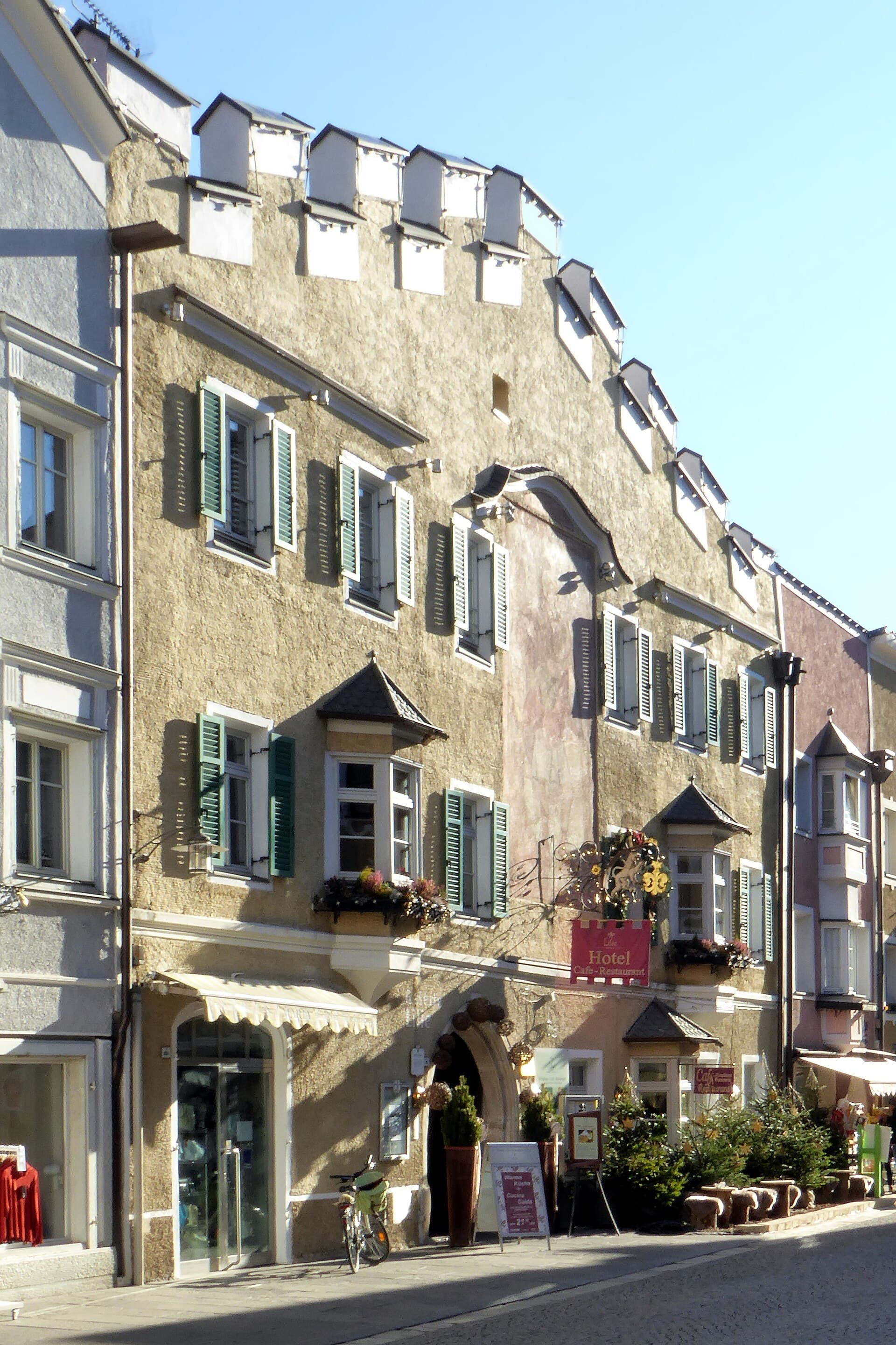 Lilie Hotel (via Wikimedia Commons, CC0)