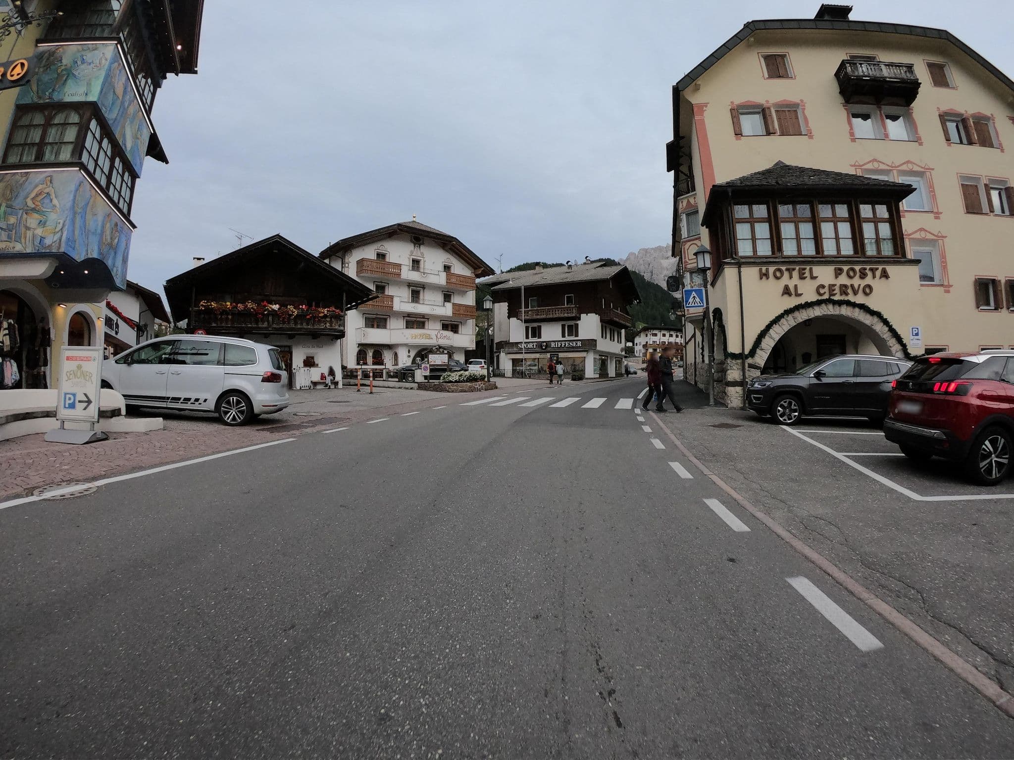 Street view near Hotel Posta al Cervo, Selva
