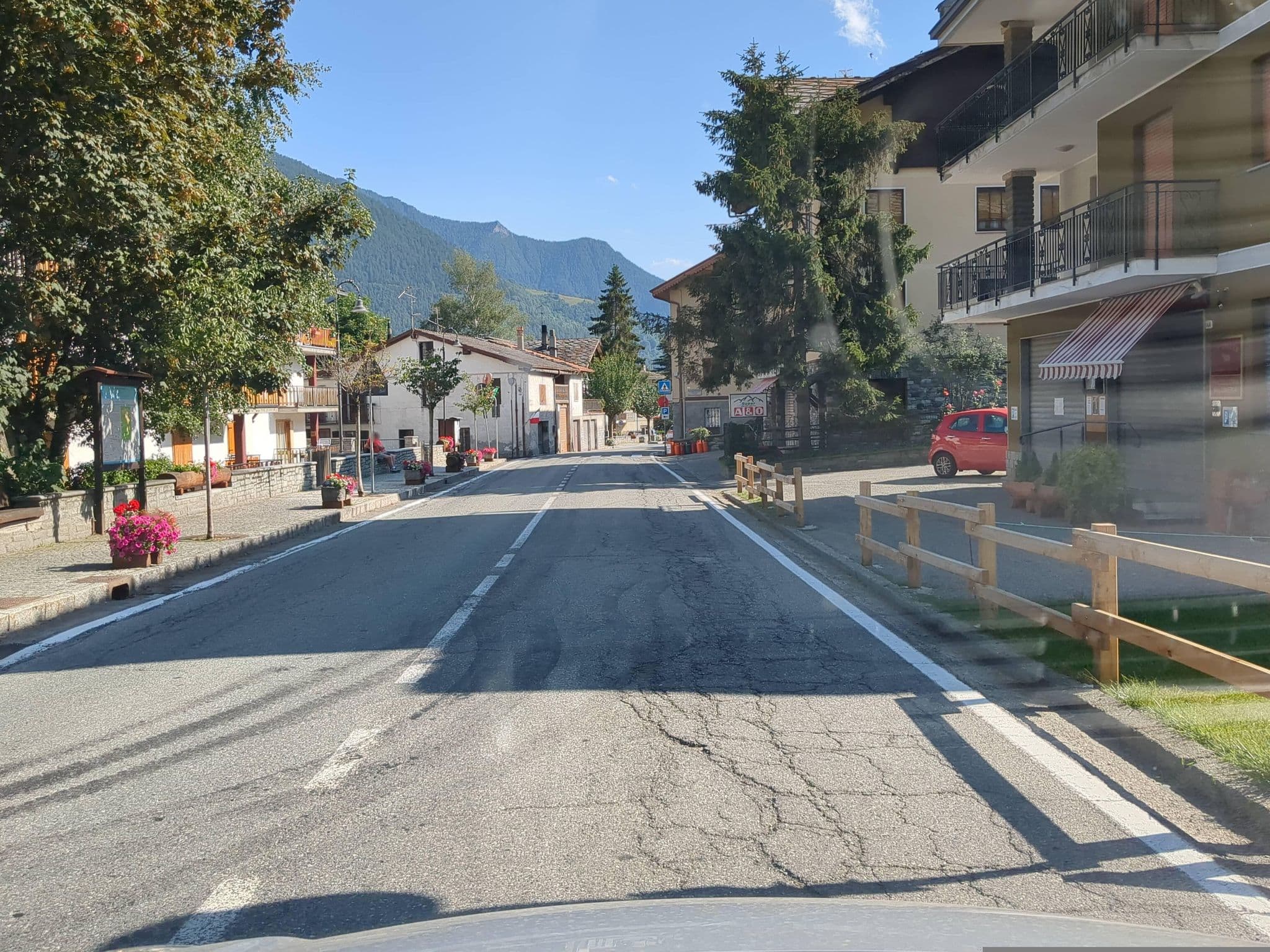Street view near Albergo Mont Nery, Montjovet — © musuruan (CC BY-SA · Mapillary)