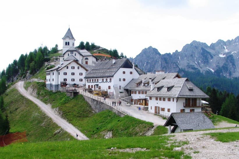 Rifugio Monte Lussari (via Wikimedia Commons, CC BY-SA 3.0)