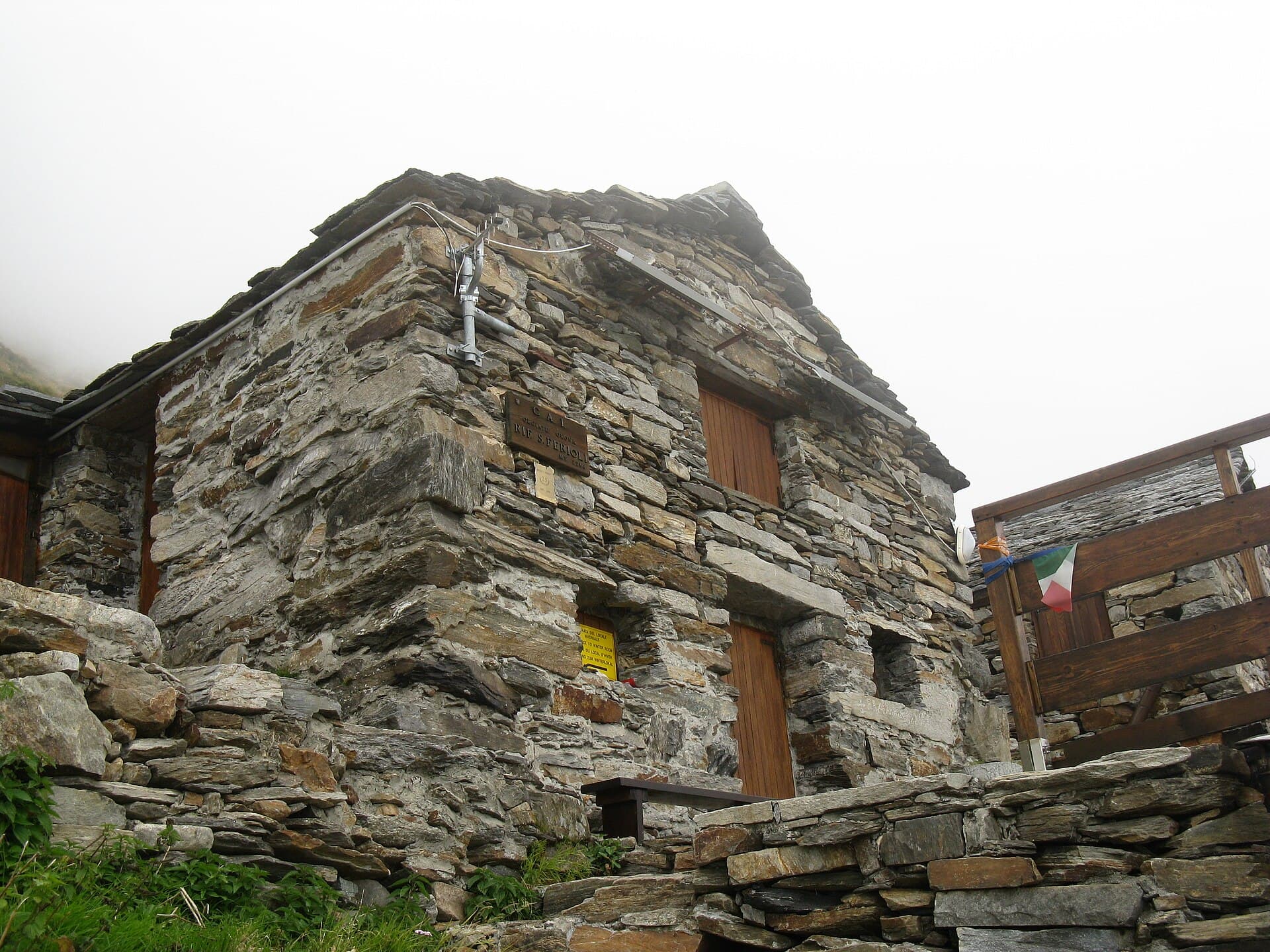 Rifugio Santino Ferioli (via Wikimedia Commons, CC BY-SA 4.0)