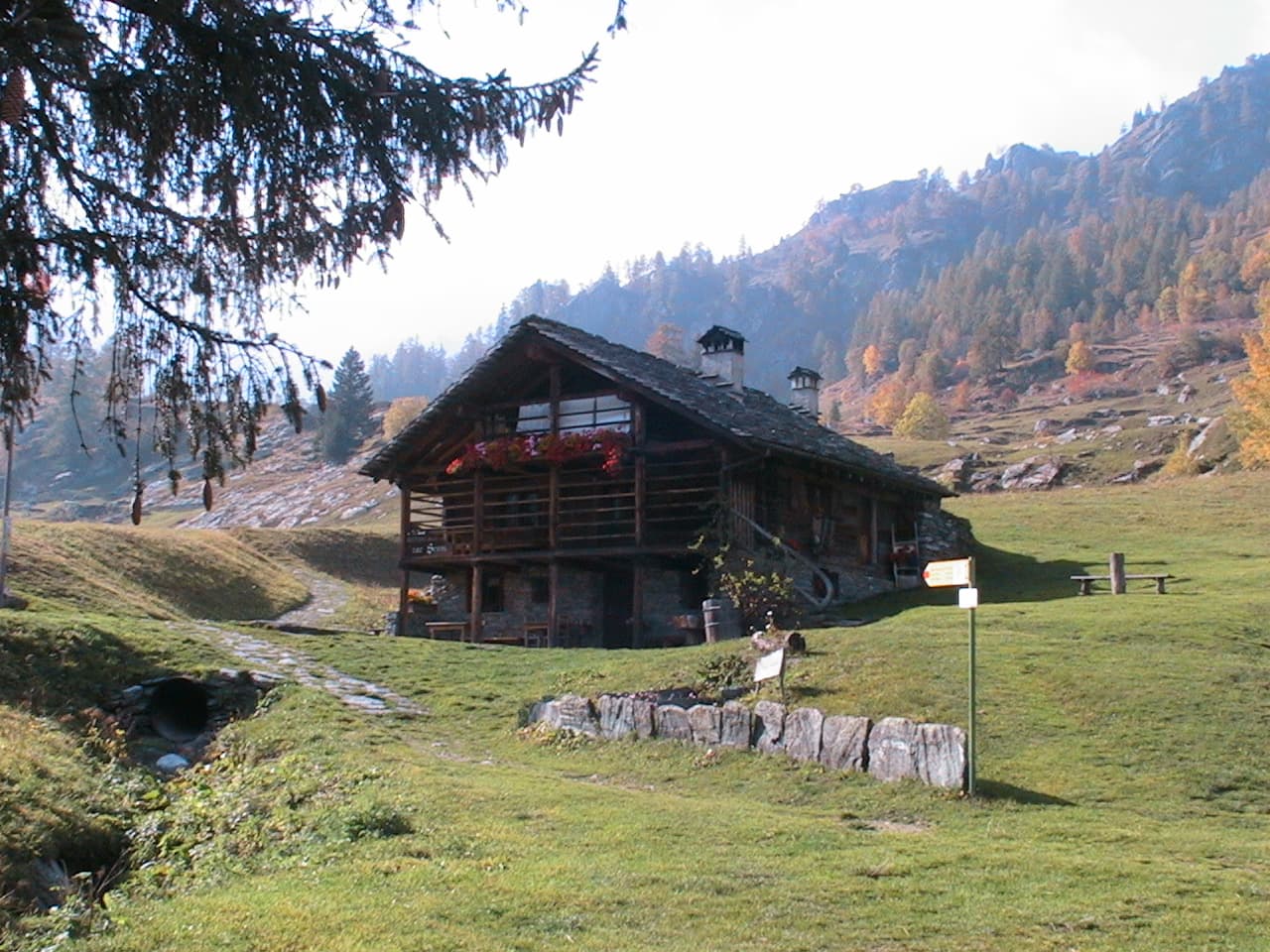 Rifugio Zar Senni (via Wikimedia Commons, CC BY-SA 3.0)