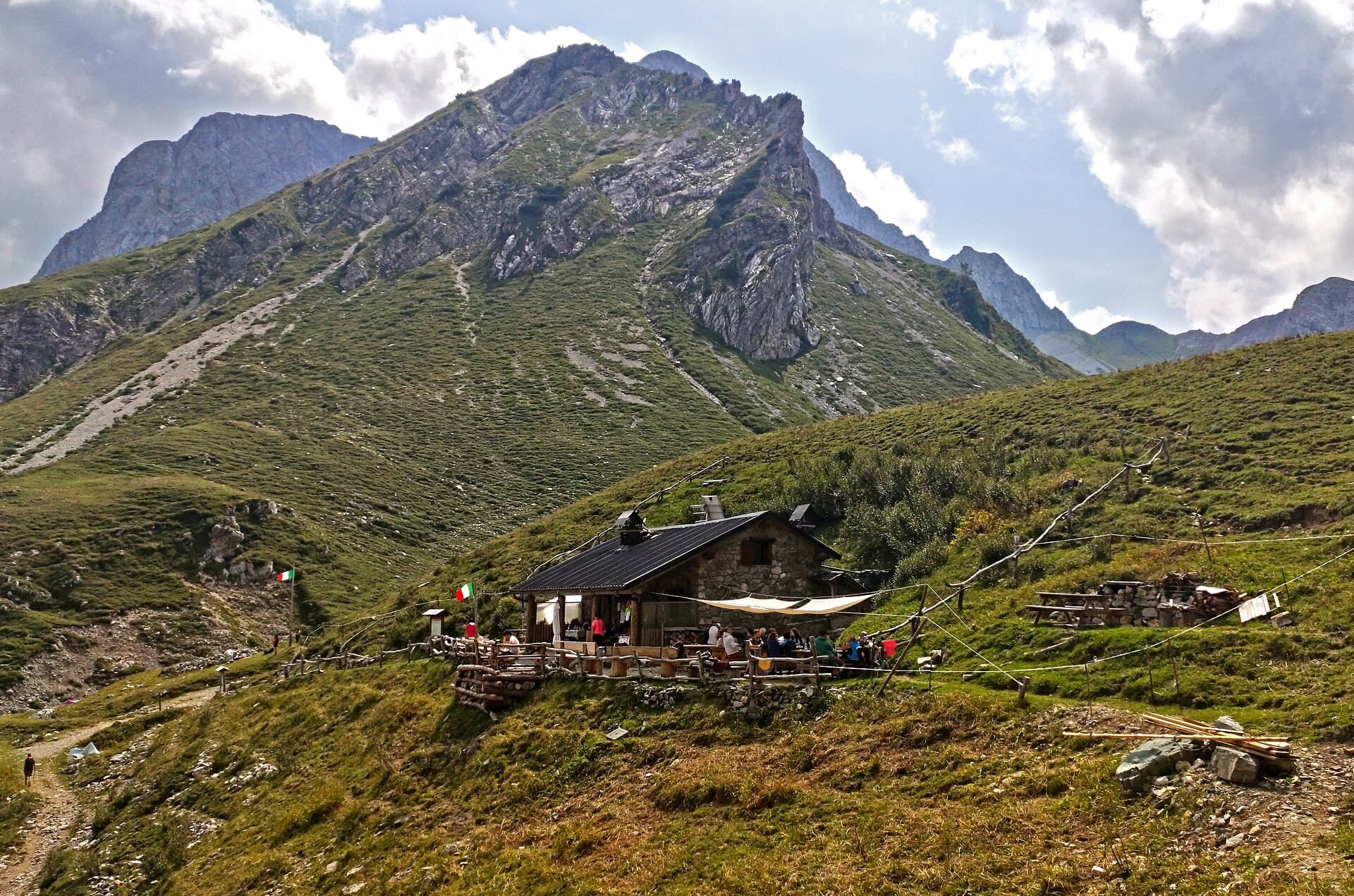 Rifugio Branchino (via Wikimedia Commons, CC BY 3.0)