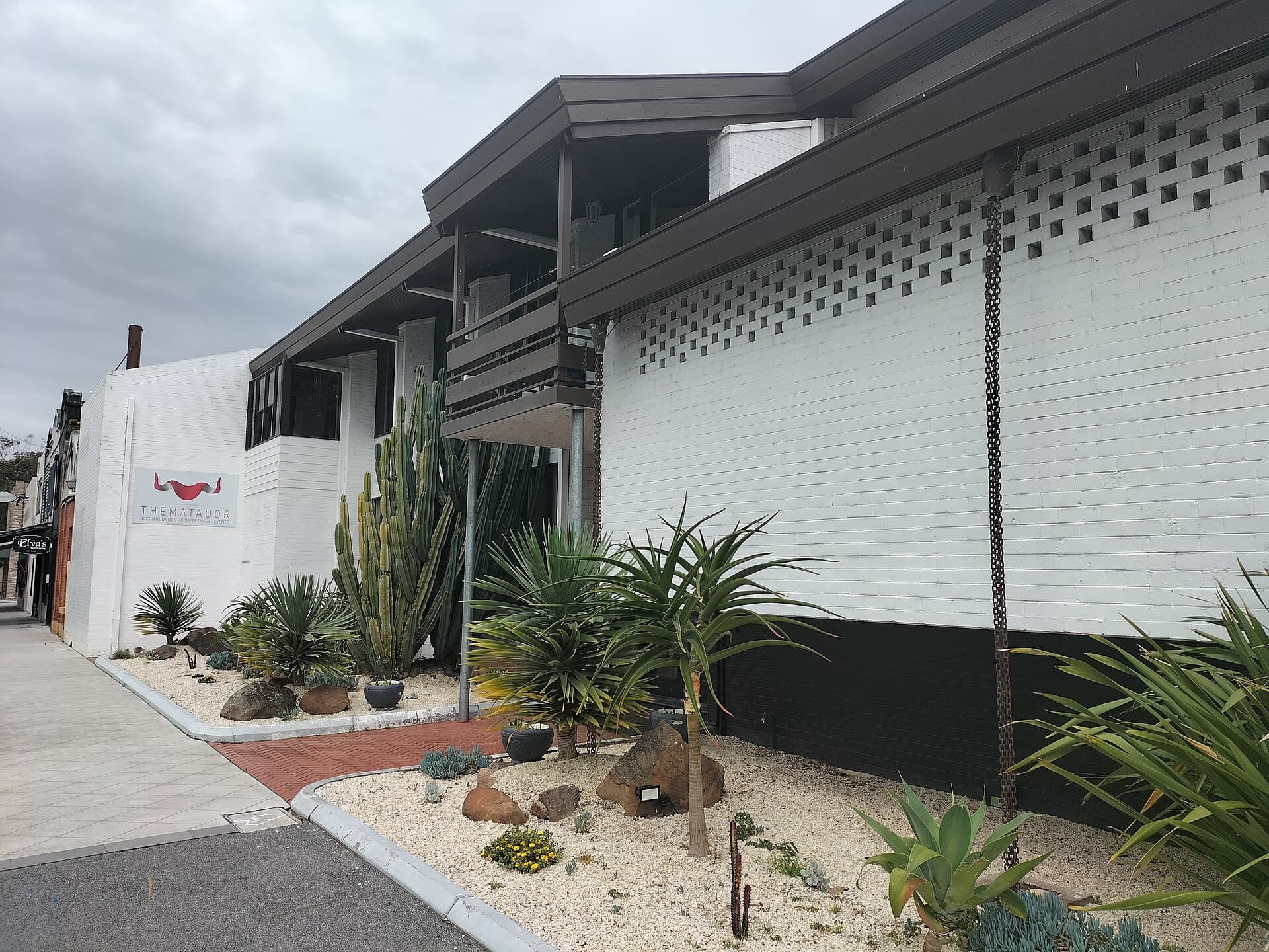 The Matador Motel (via Wikimedia Commons, CC BY-SA 3.0)