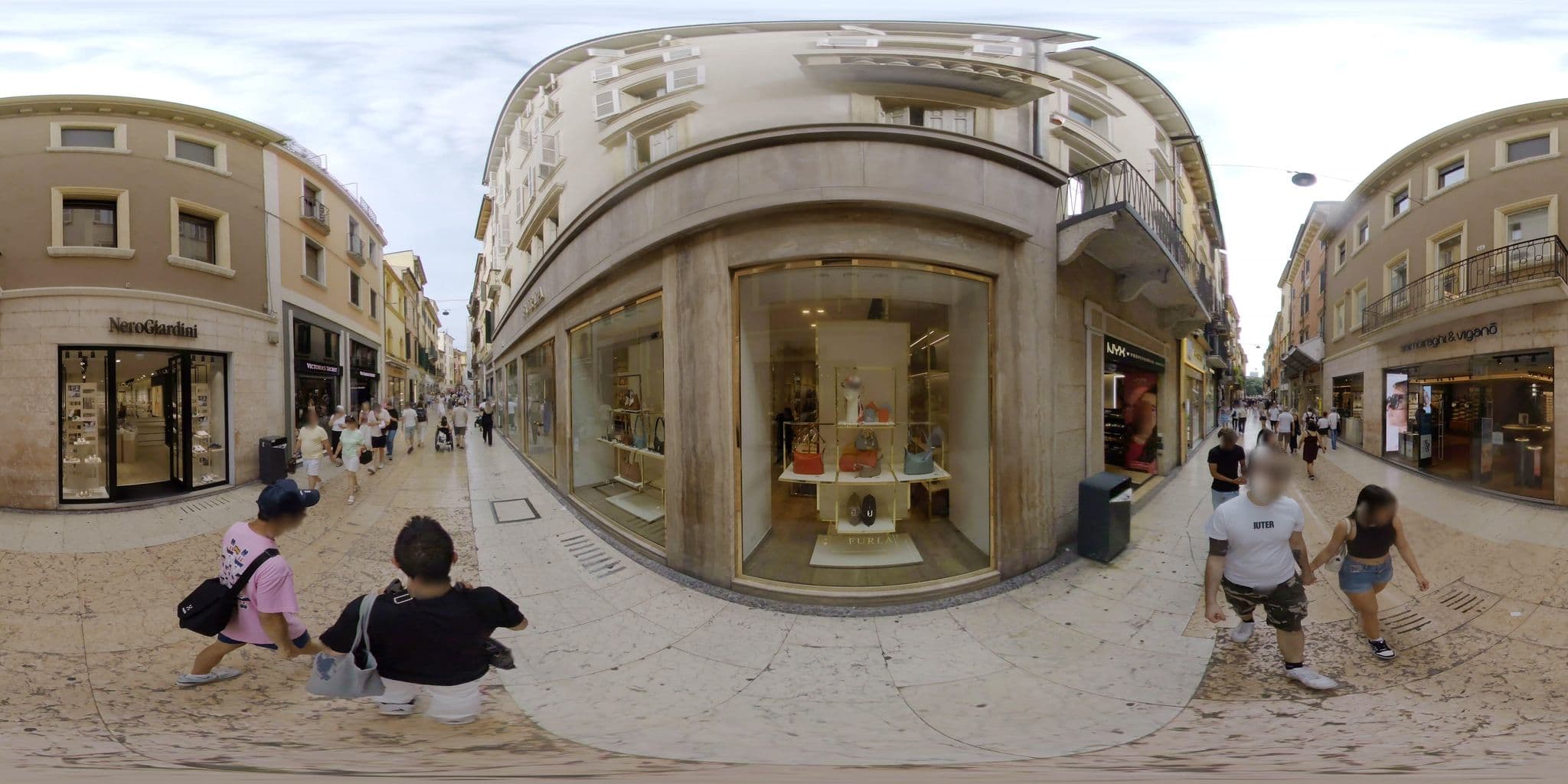 Street view near Hotel Giulietta & Romeo, Verona