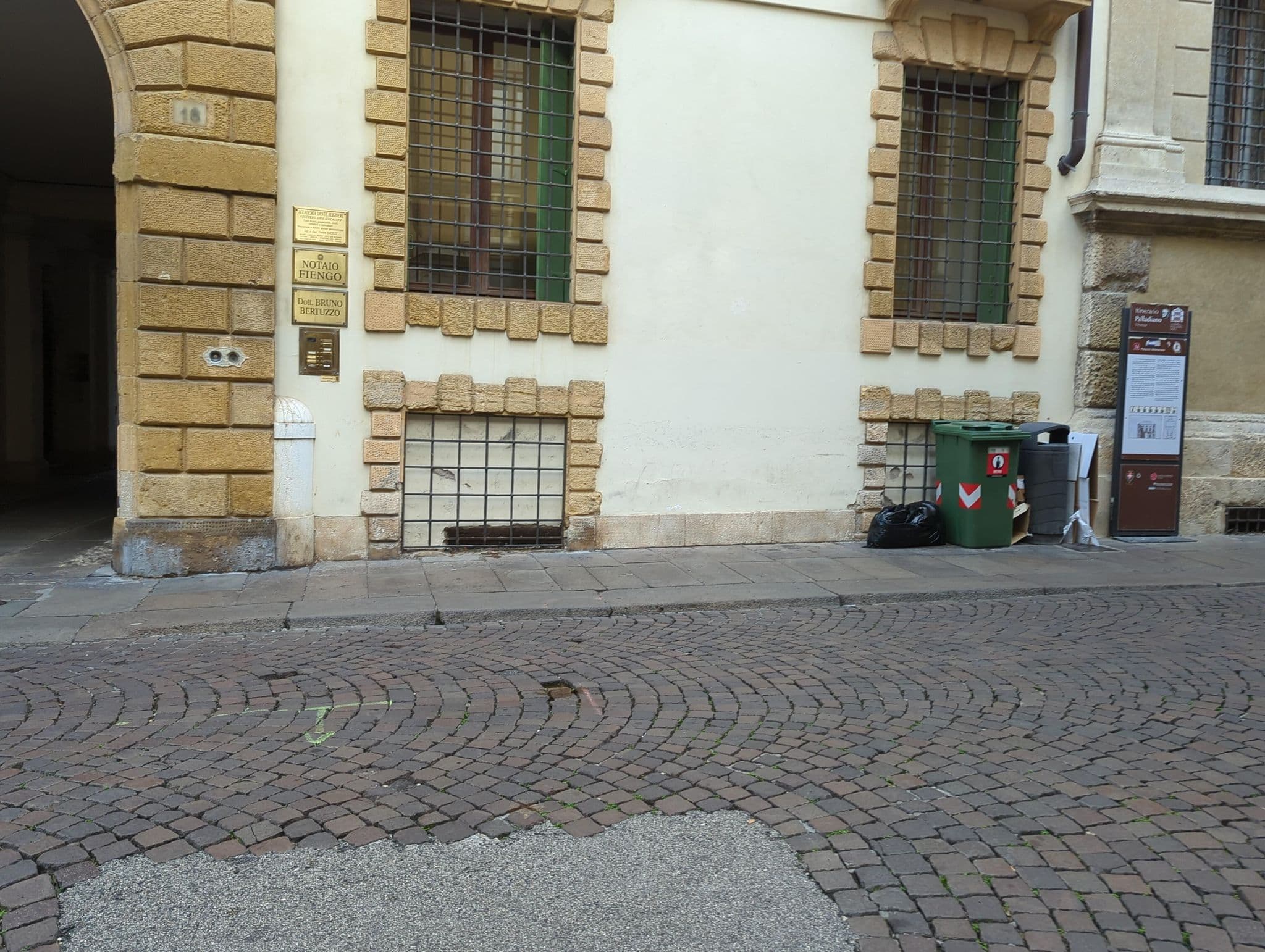 Street view near Palazzo Valmarana Braga, Vicenza — © tatermangia (CC BY-SA · Mapillary)