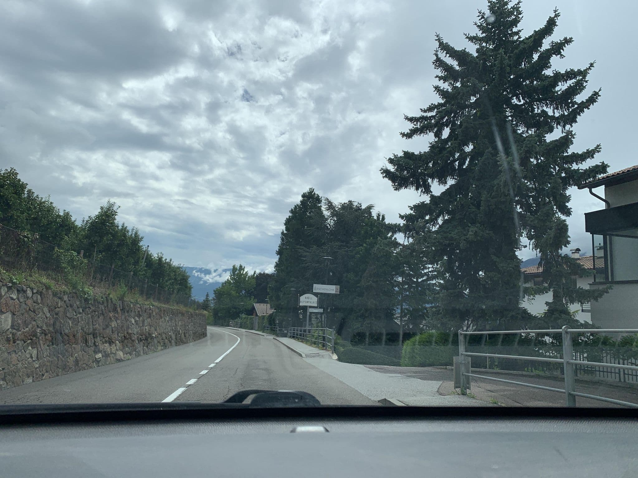 Street view near Walters Garden Hotel, Scena
