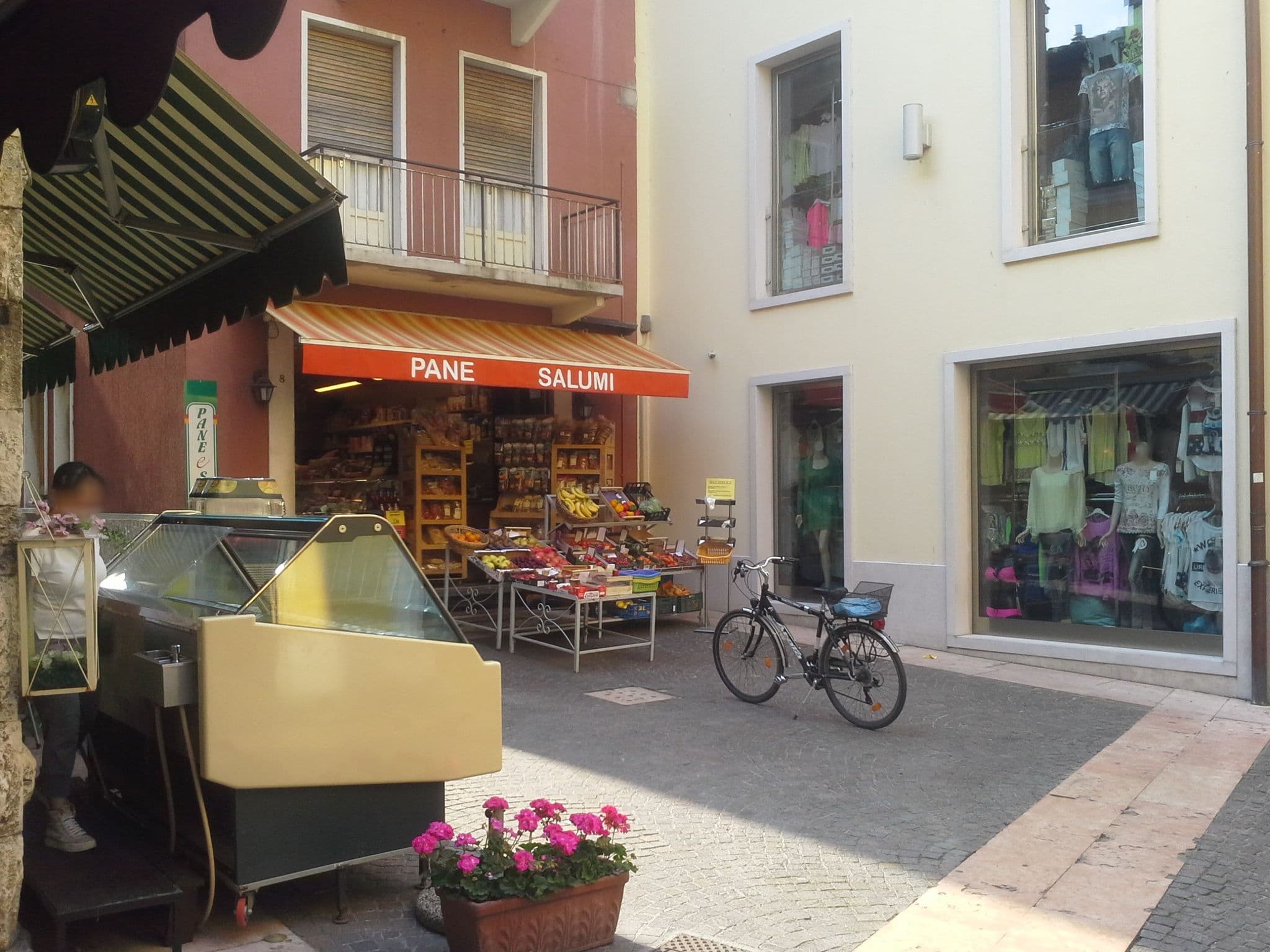 Street view near Pizzeria Dal Baffo, Lazise — © rausk (CC BY-SA · Mapillary)