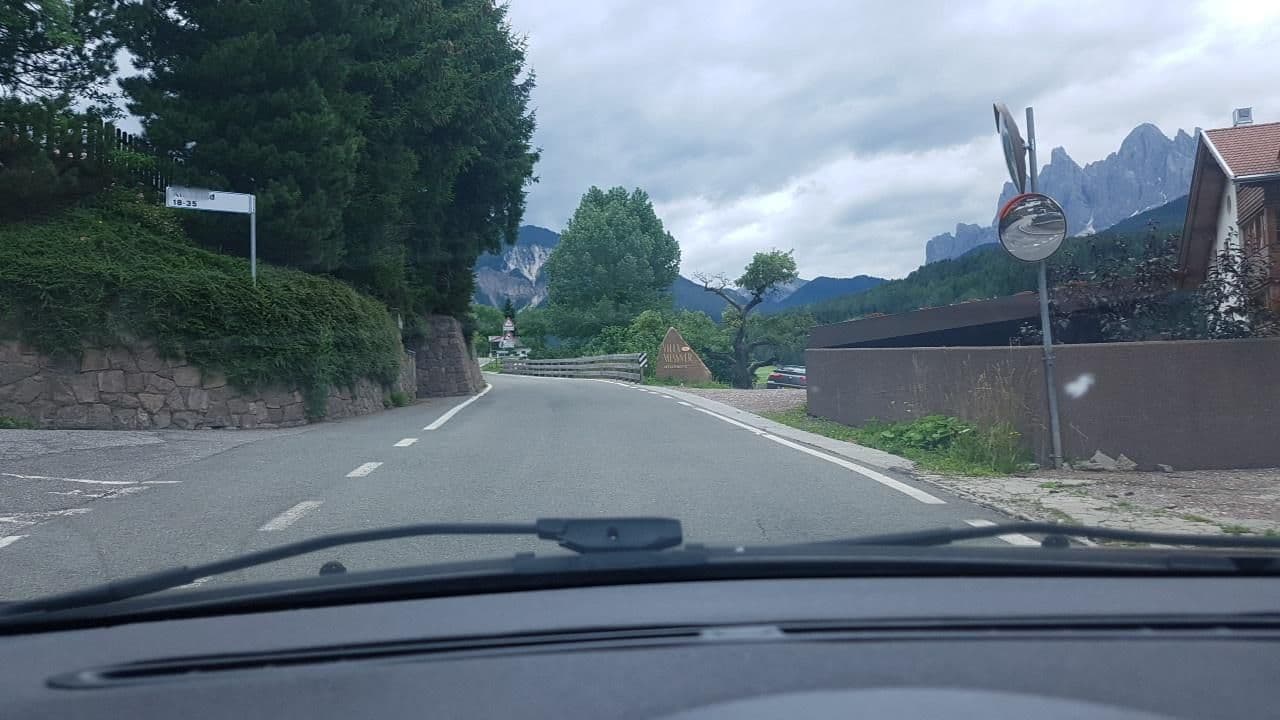 Street view near Pension Garni Raschötzhof, Funes - Villnoess — © mik007 (CC BY-SA · Mapillary)