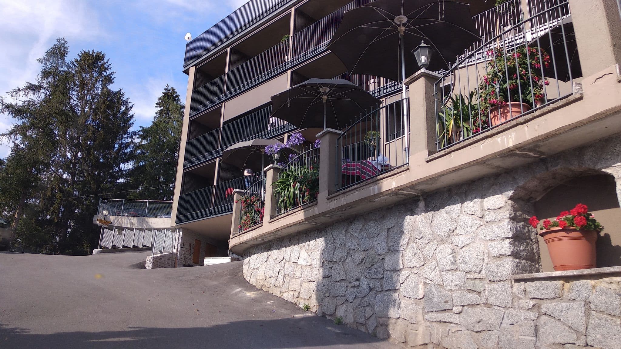 Street view near Hotel Alpenrose, Scena