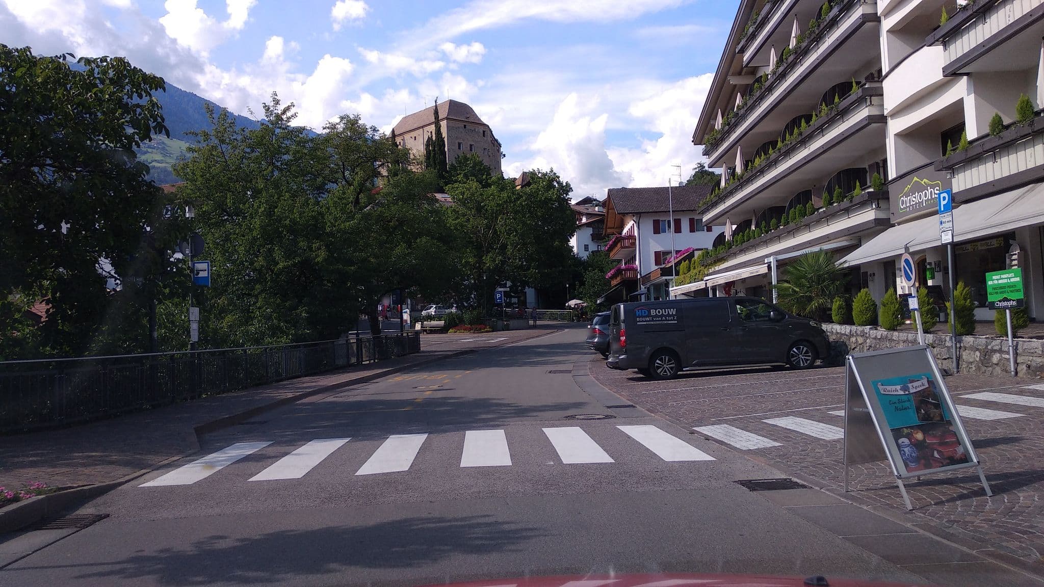 Street view near Christophs Hotel, Scena