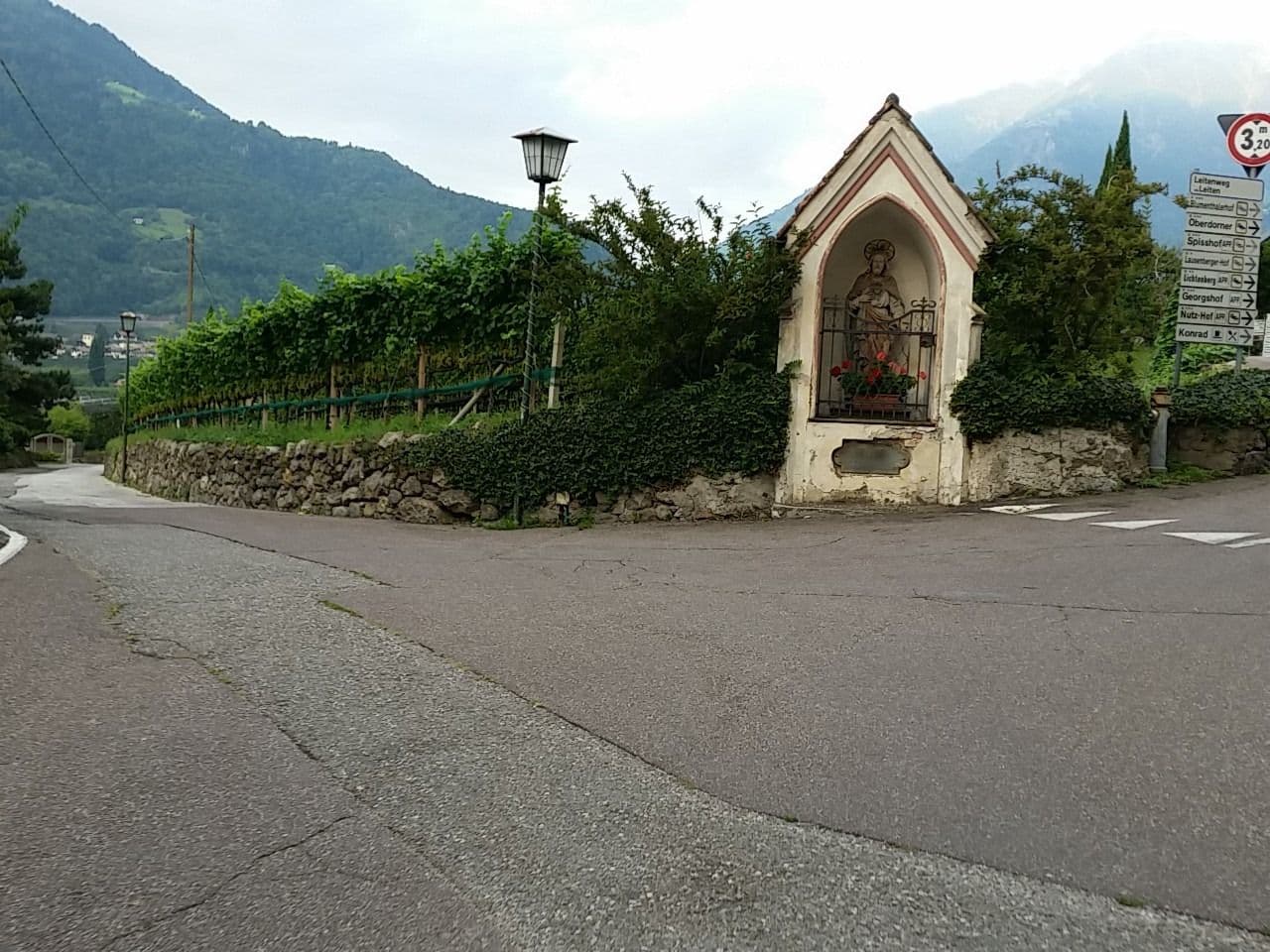 Street view near Unterdornerhof, Lagundo