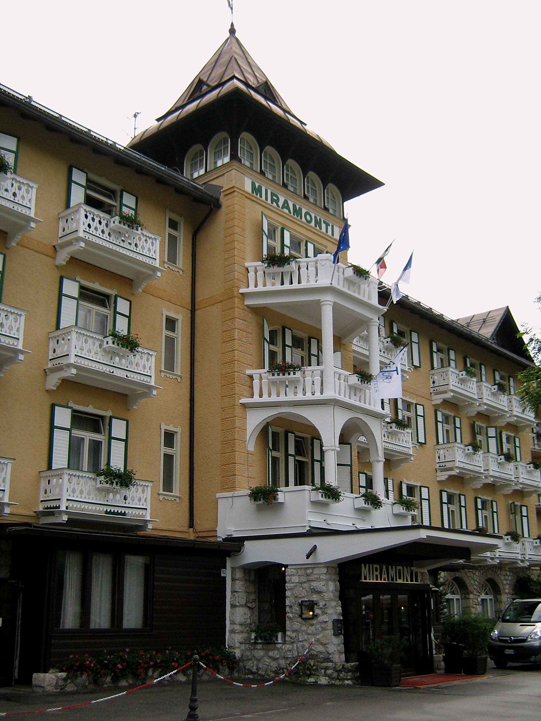 Grand Hotel Miramonti Majestic (via Wikimedia Commons, CC BY-SA 3.0)