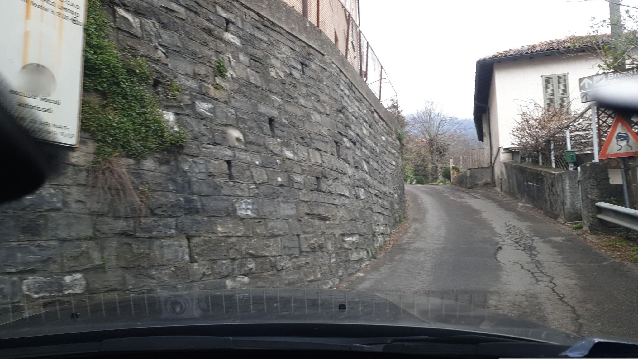 Street view near Bois de Rose, Brunate — © yannakis (CC BY-SA · Mapillary)