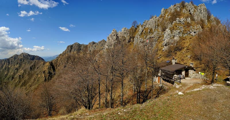 Bivacco Dante Testa (via Wikimedia Commons, CC BY-SA 3.0)