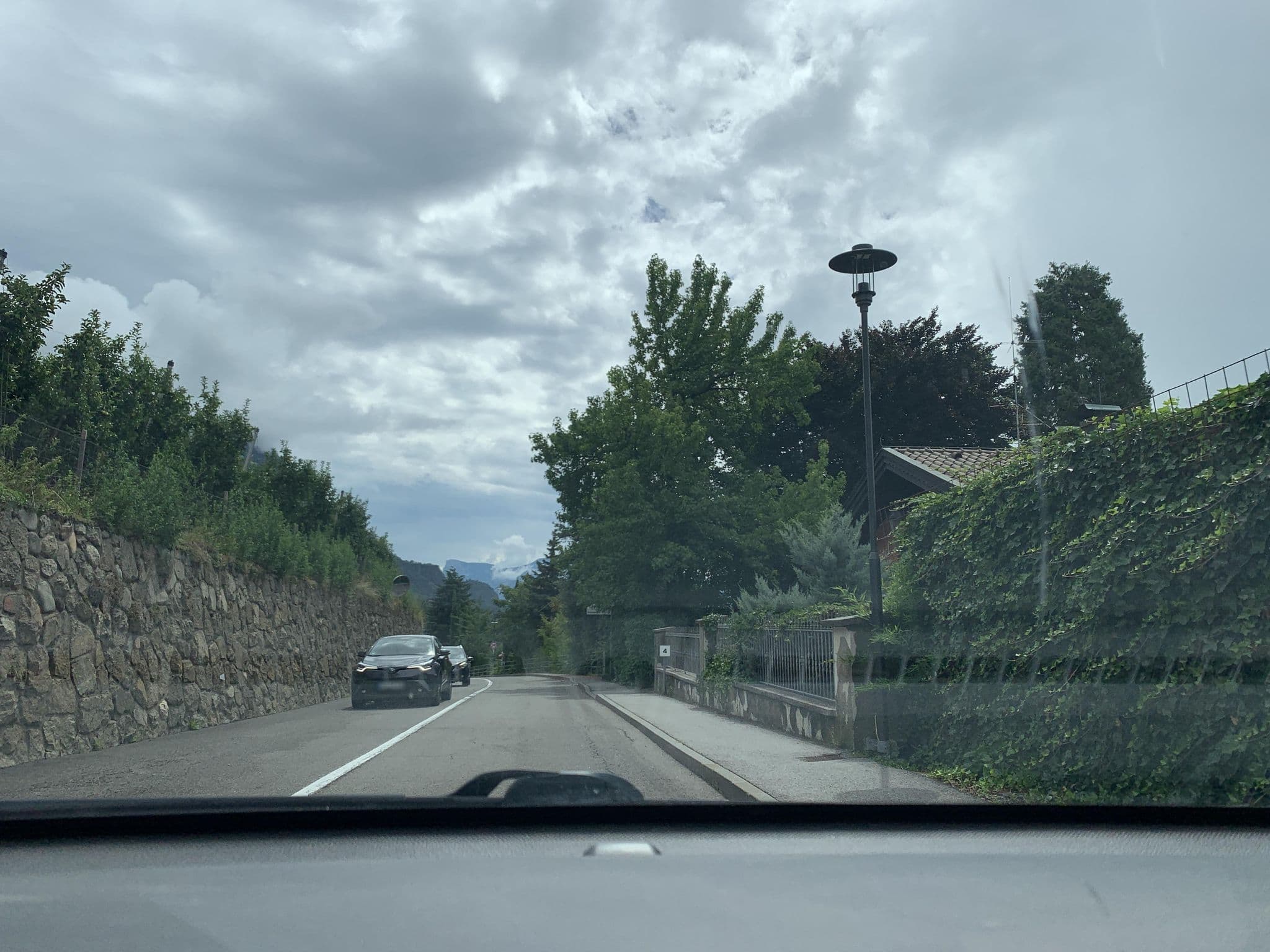 Street view near Villa Alvarium 2, Scena