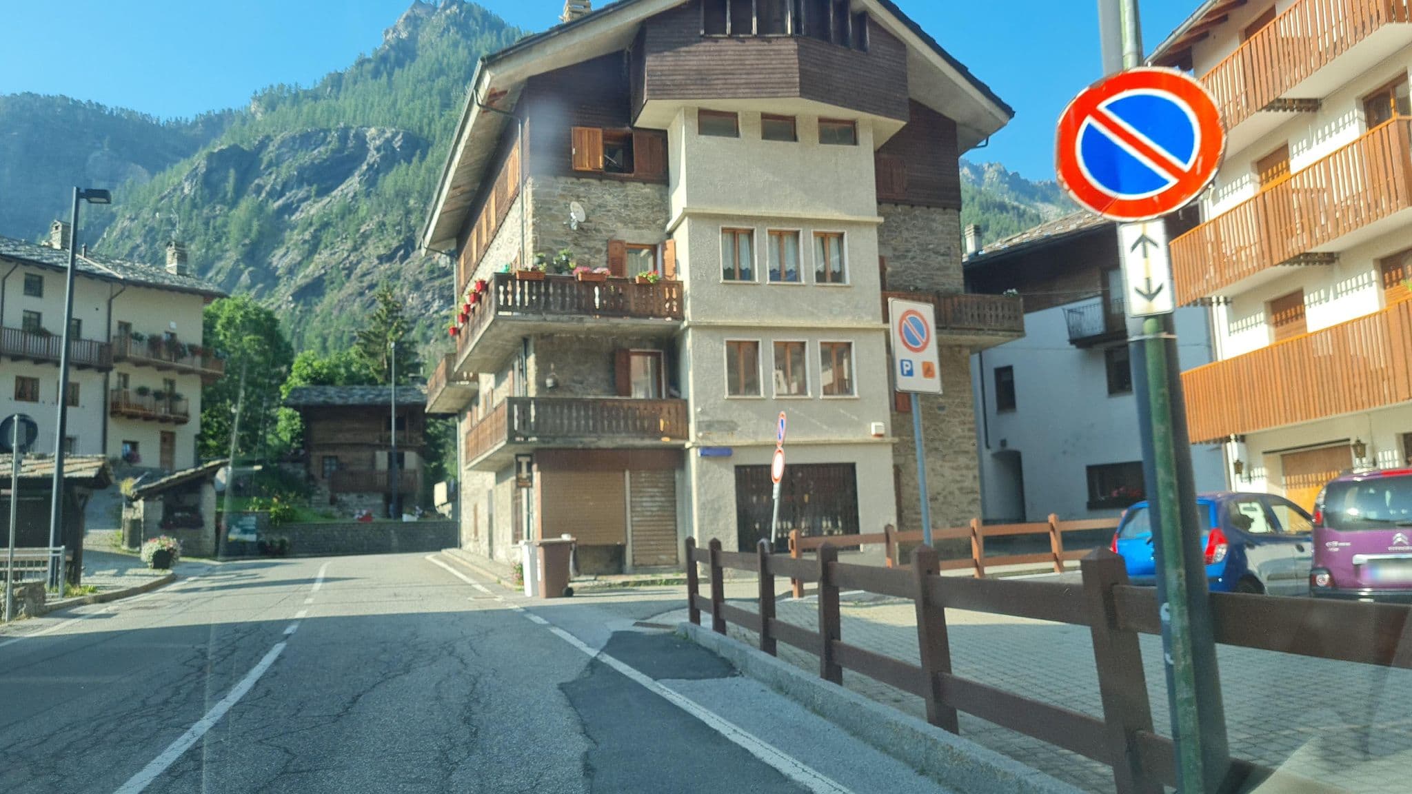 Street view near Albergo Castello da Bonino, La Place — © laniuscollurio (CC BY-SA · Mapillary)