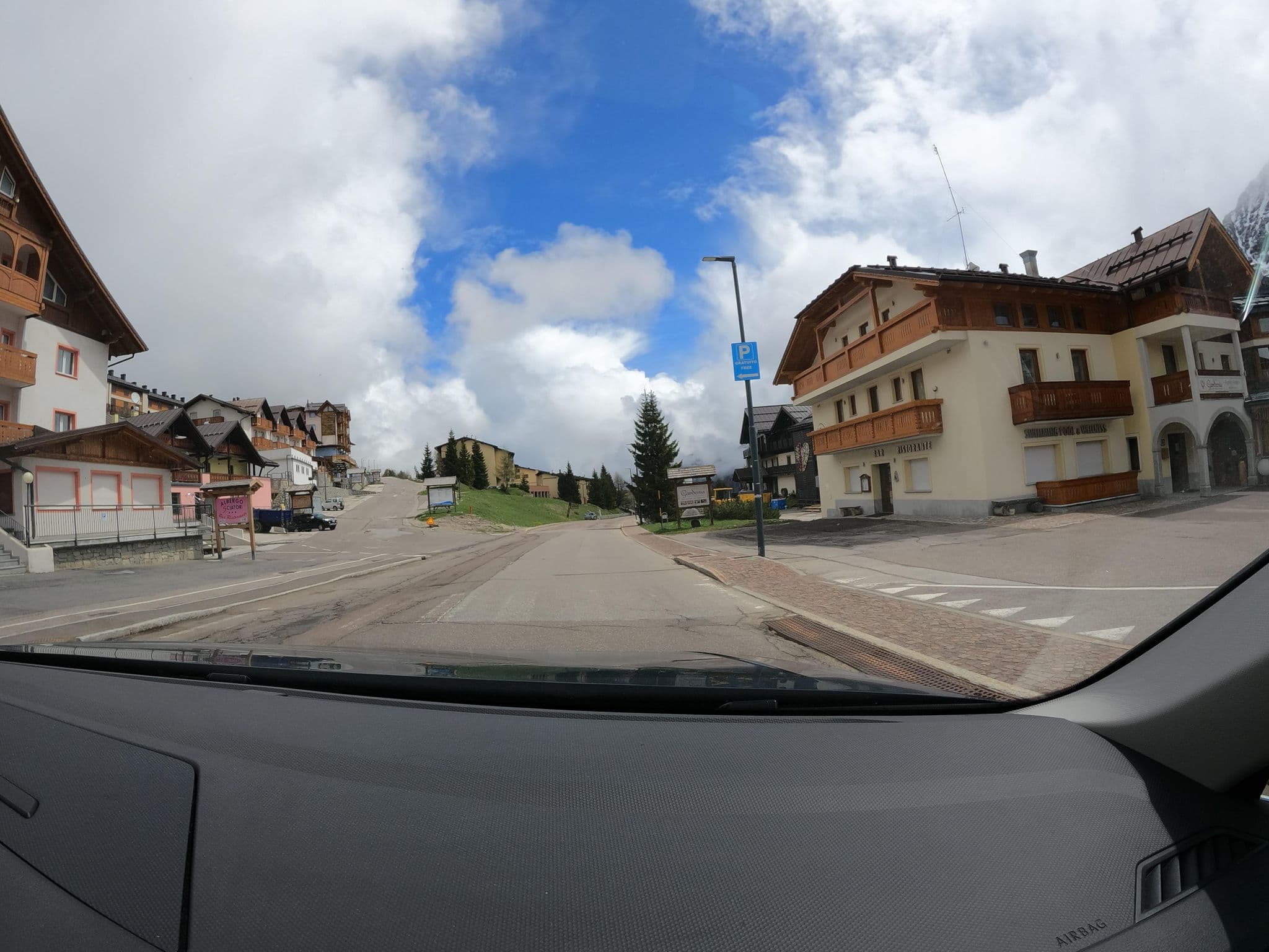 Street view near Sciatori, Ponte di Legno — © borovac (CC BY-SA · Mapillary)