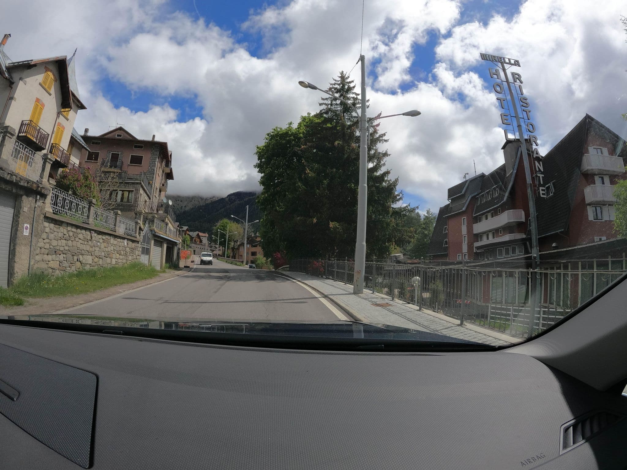 Street view near Mirella, Ponte di Legno — © borovac (CC BY-SA · Mapillary)