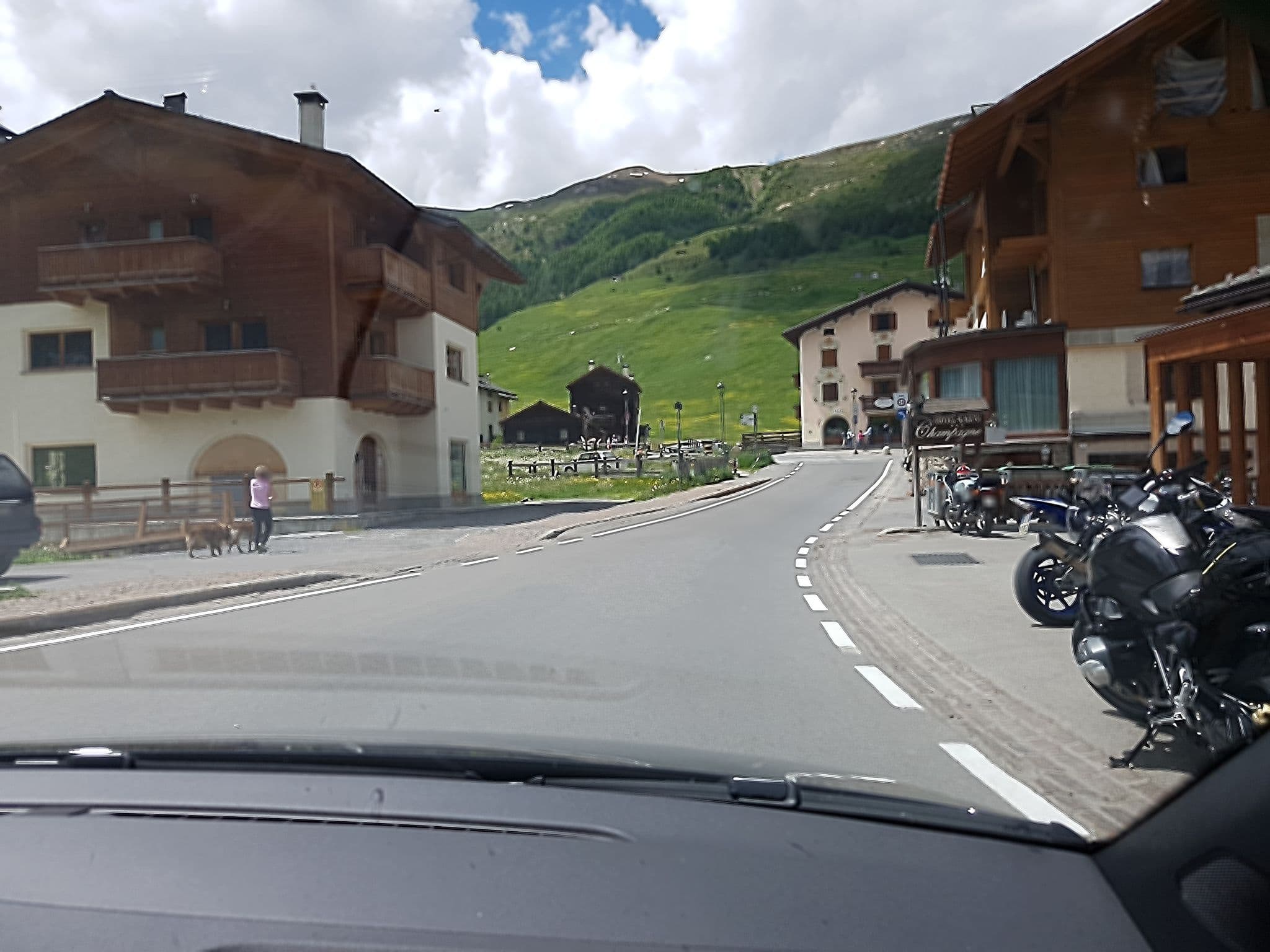 Street view near Hotel Garni Champagne, Livigno