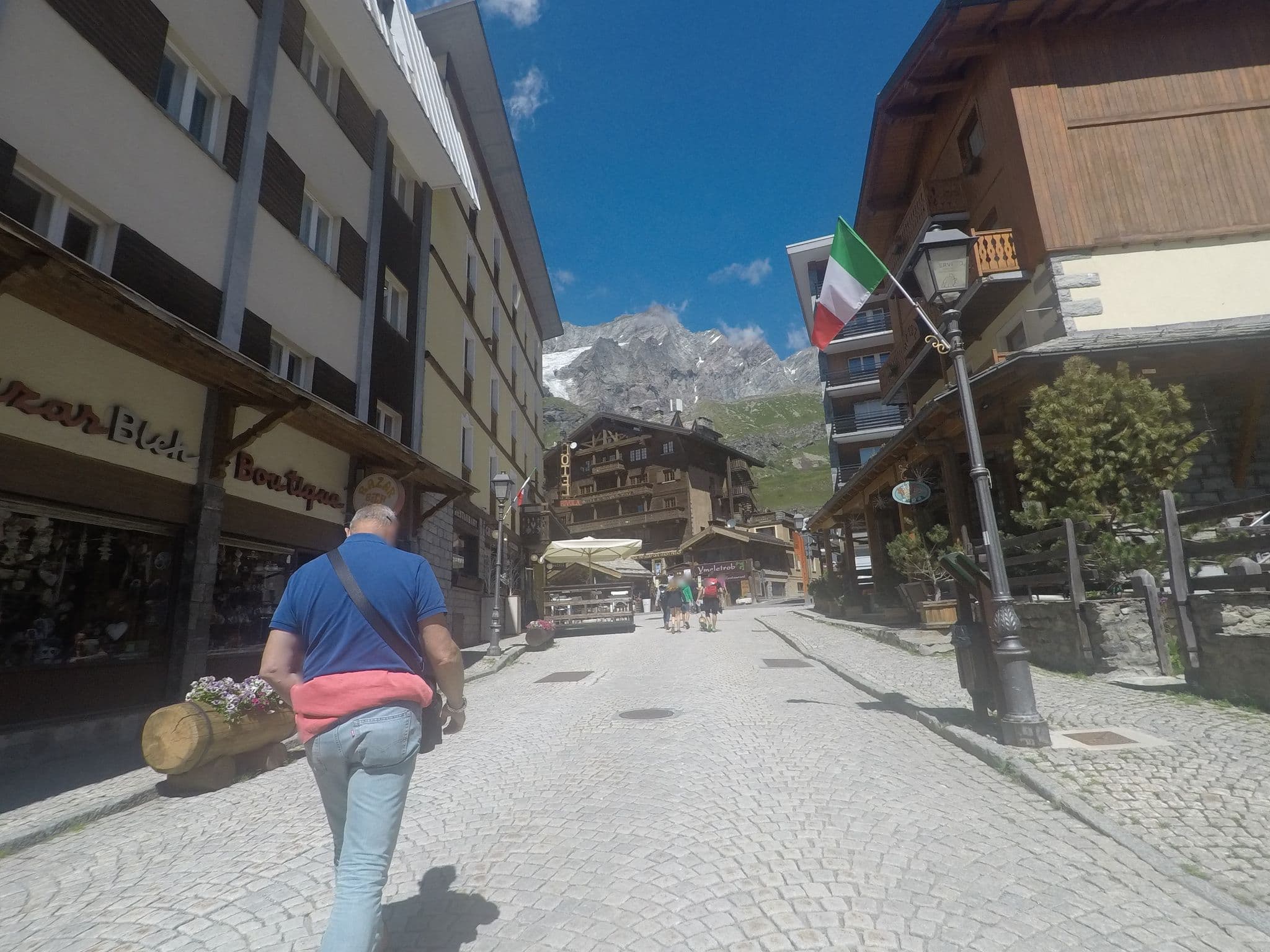 Street view near Art Hotel Grivola, Valtournenche — © bcostacurta (CC BY-SA · Mapillary)